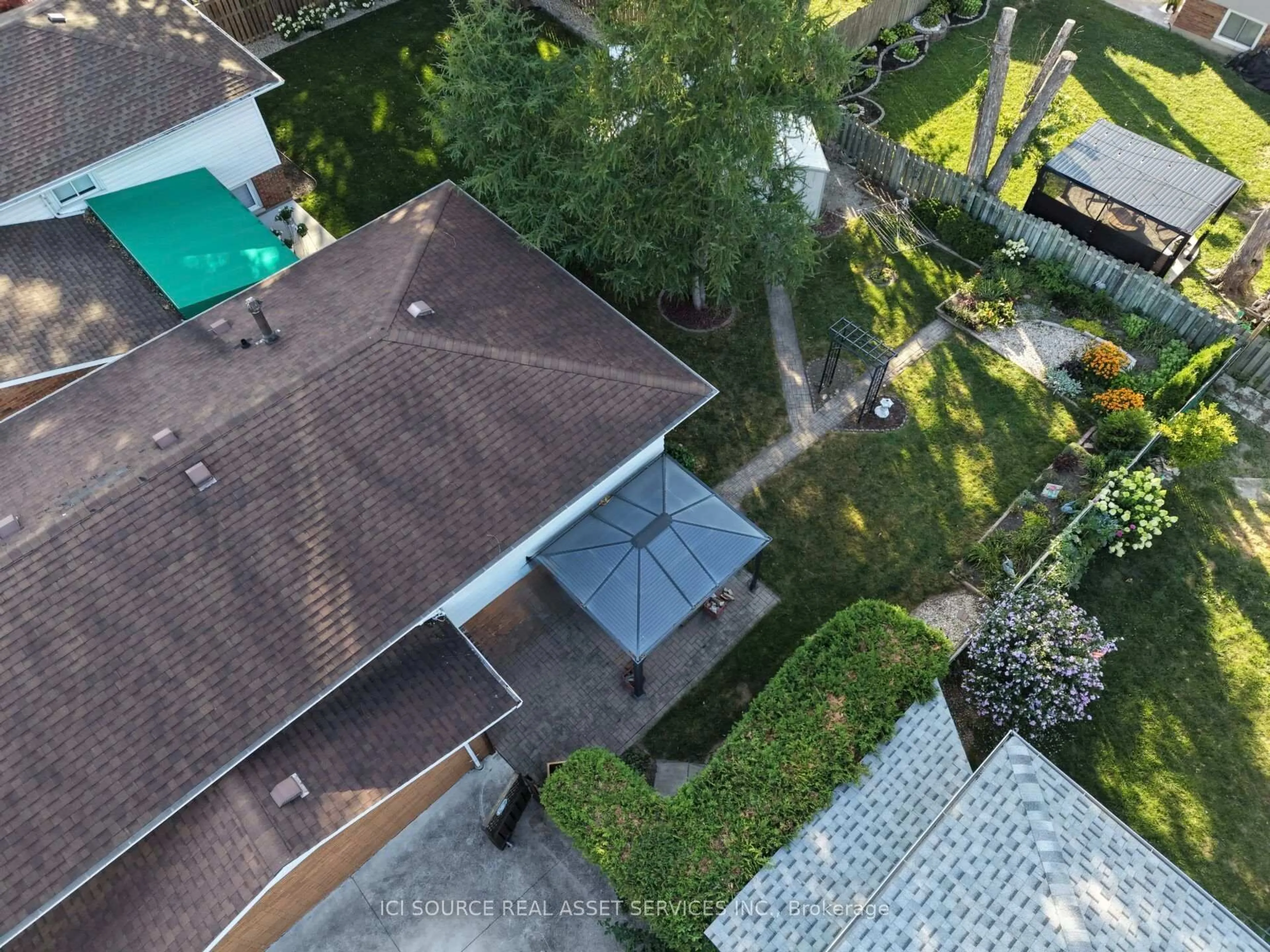 A pic from outside/outdoor area/front of a property/back of a property/a pic from drone, city buildings view from balcony for 9440 Chestnut Dr, Windsor Ontario N8R 1G8