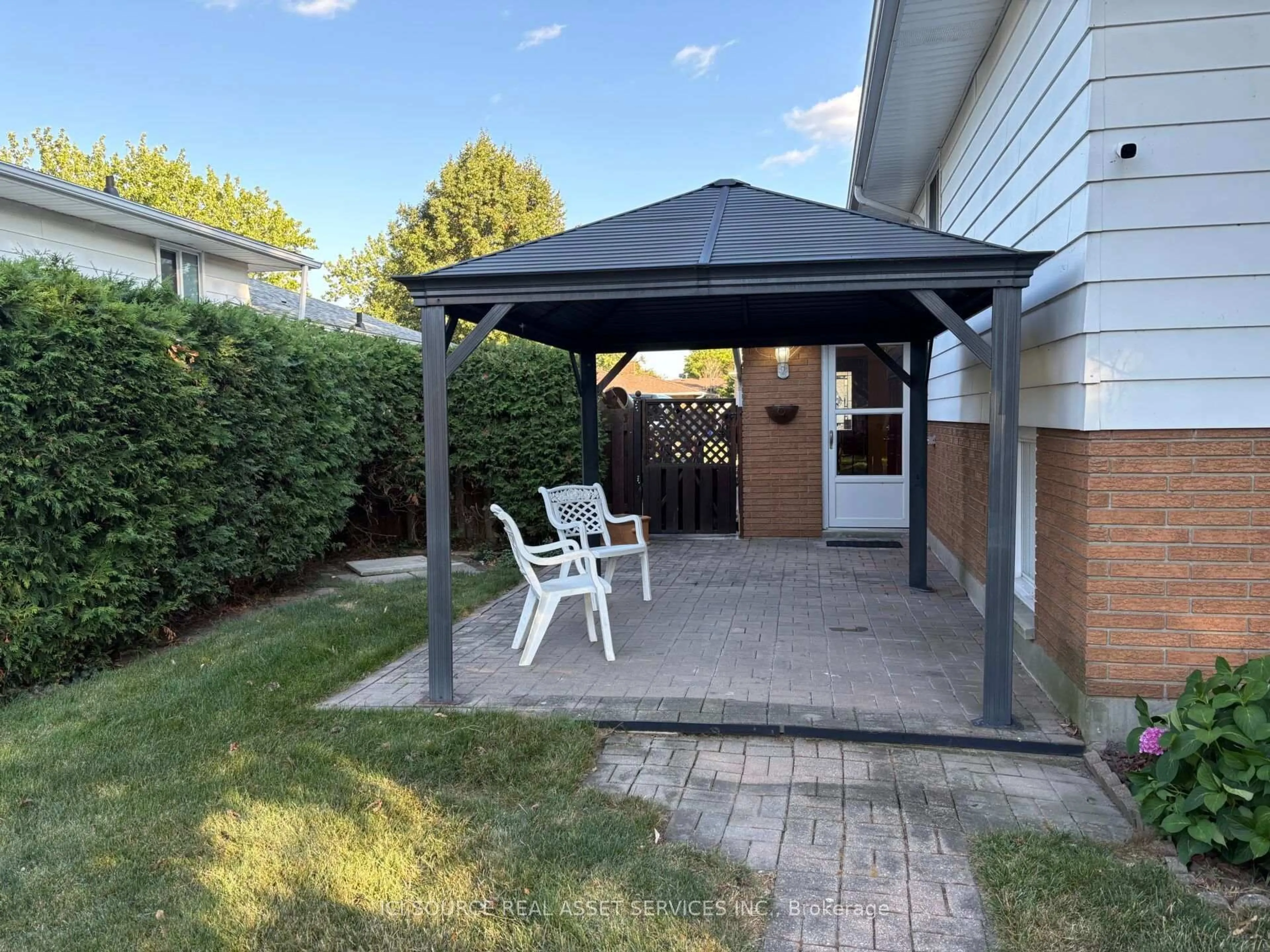 Patio, street for 9440 Chestnut Dr, Windsor Ontario N8R 1G8