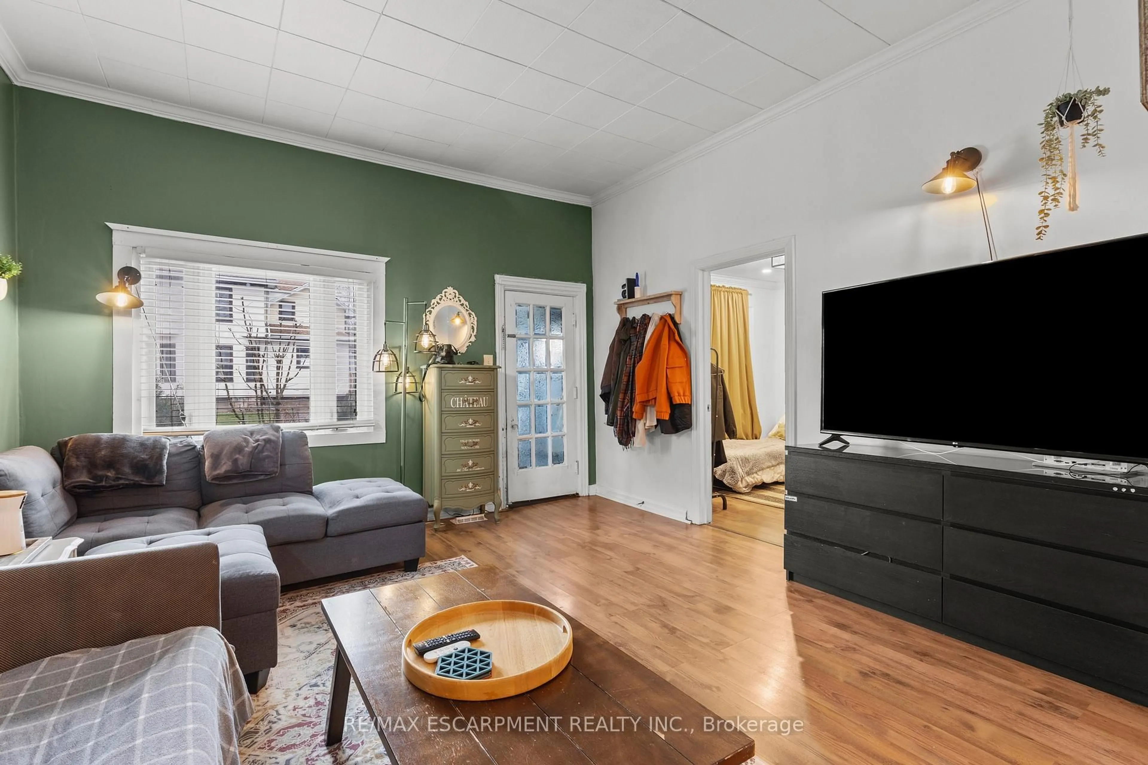 Living room with furniture, unknown for 4774 Saint Clair Ave, Niagara Falls Ontario L2E 3T1