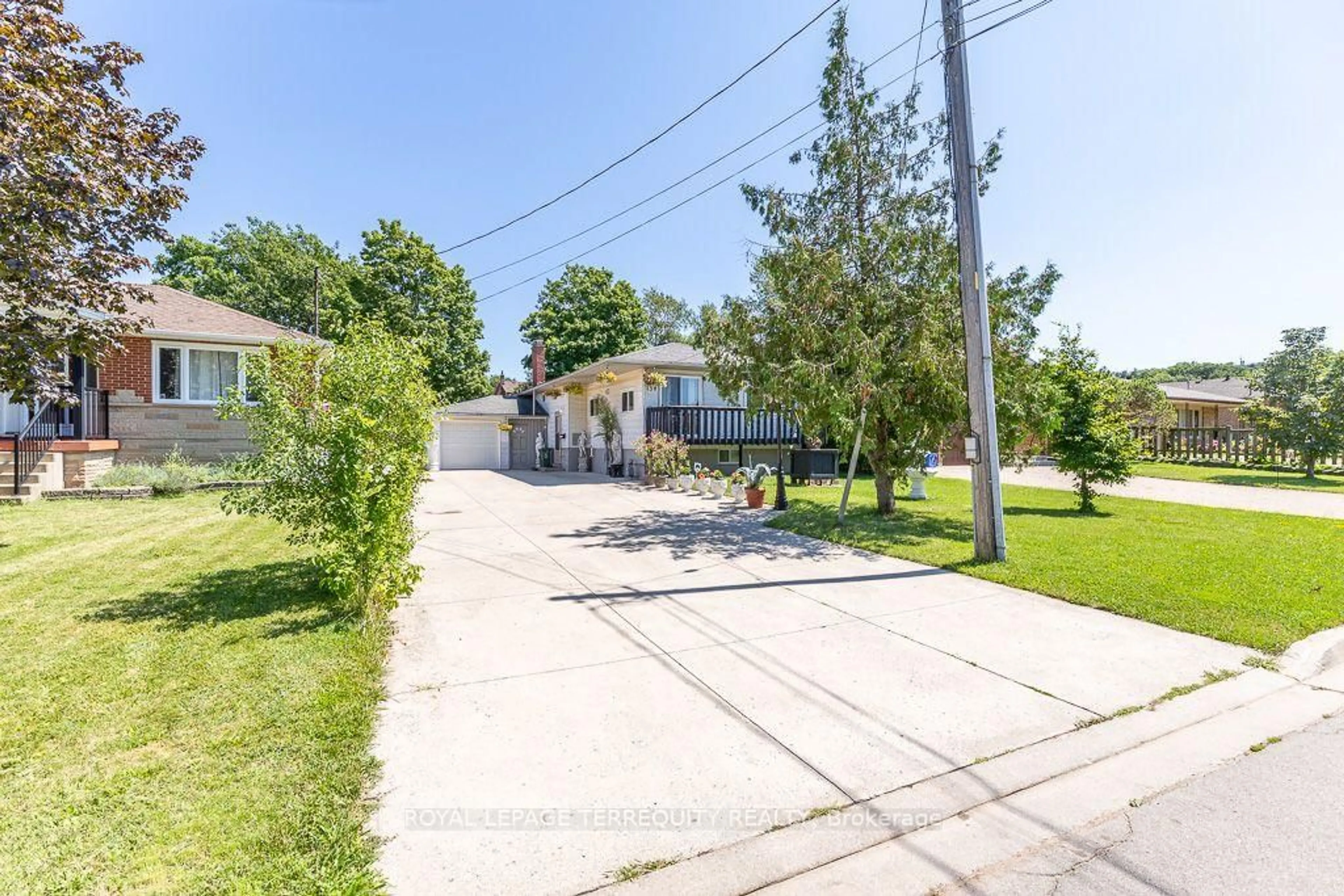 A pic from outside/outdoor area/front of a property/back of a property/a pic from drone, street for 134 Homeside Ave, Hamilton Ontario L8G 3H1