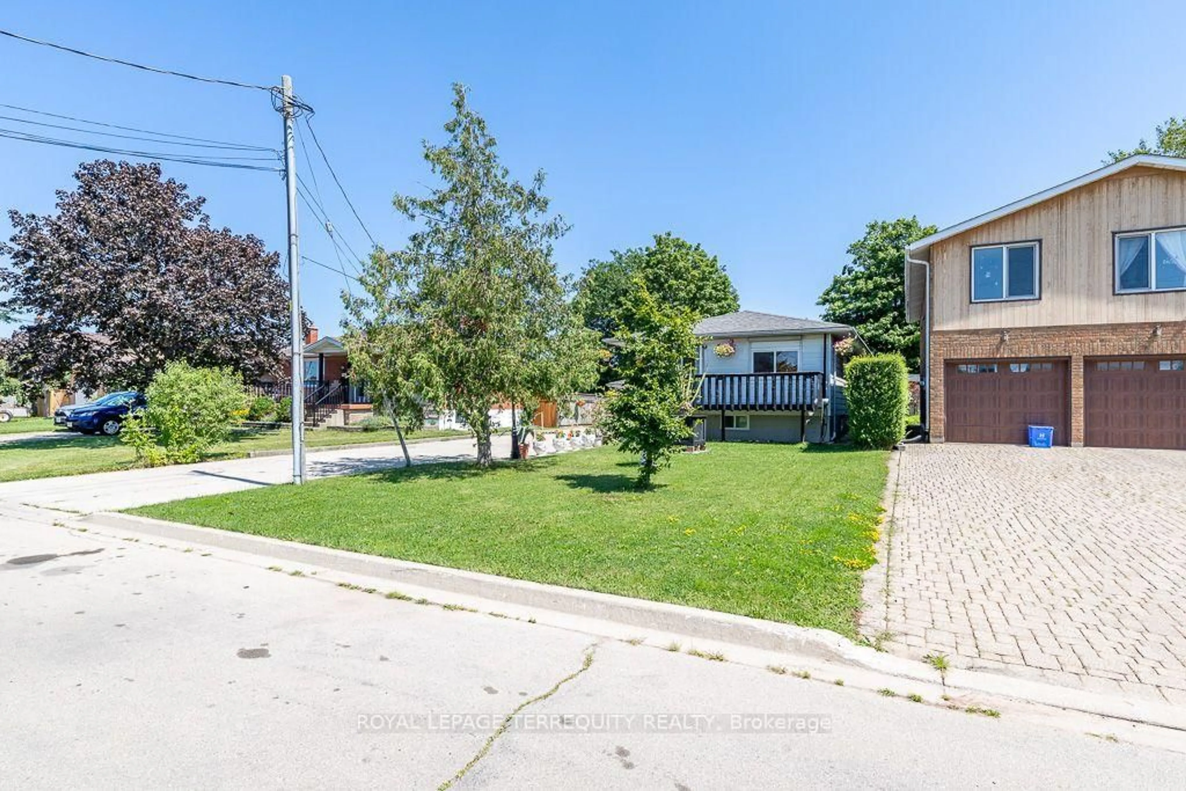 A pic from outside/outdoor area/front of a property/back of a property/a pic from drone, street for 134 Homeside Ave, Hamilton Ontario L8G 3H1