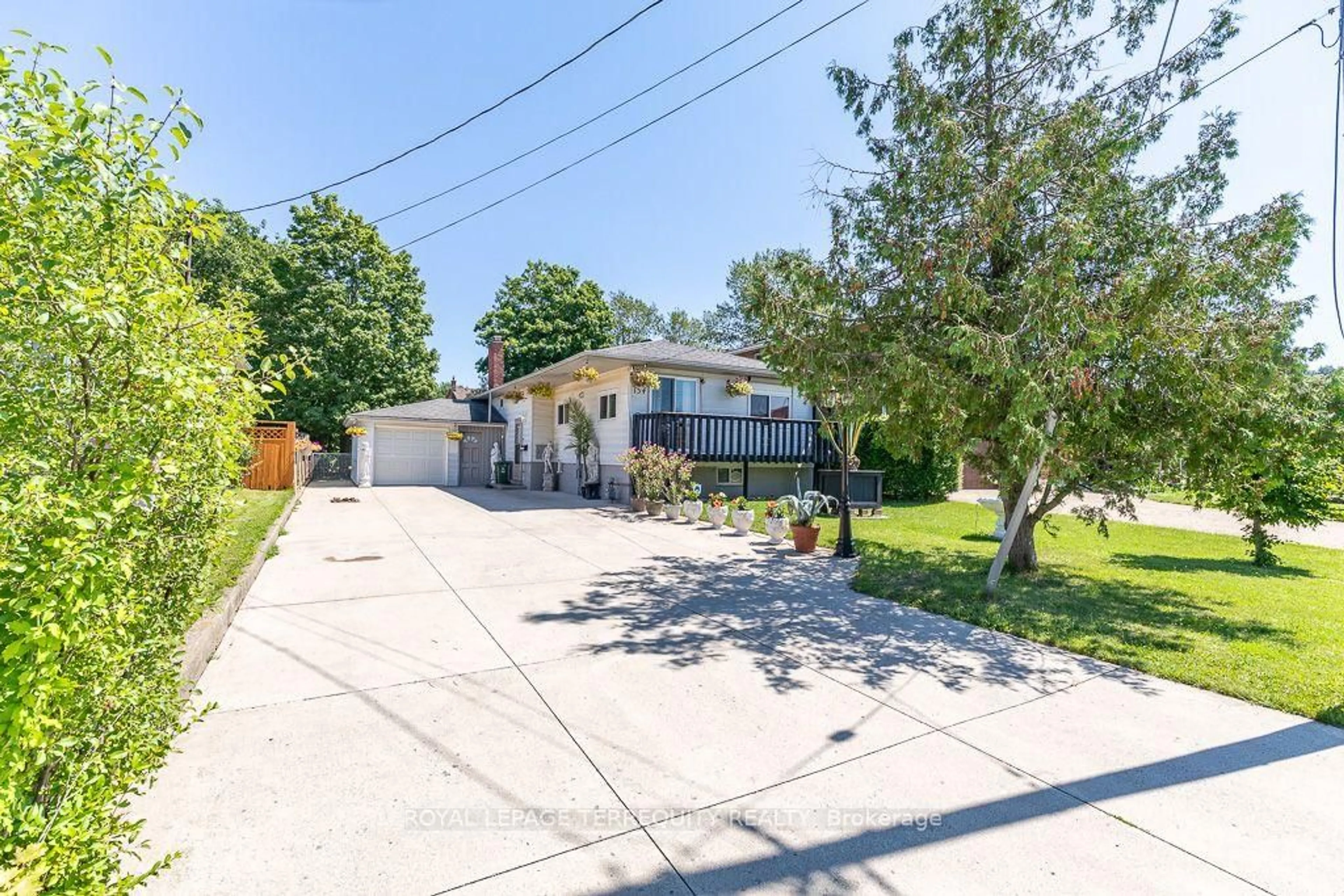 A pic from outside/outdoor area/front of a property/back of a property/a pic from drone, street for 134 Homeside Ave, Hamilton Ontario L8G 3H1