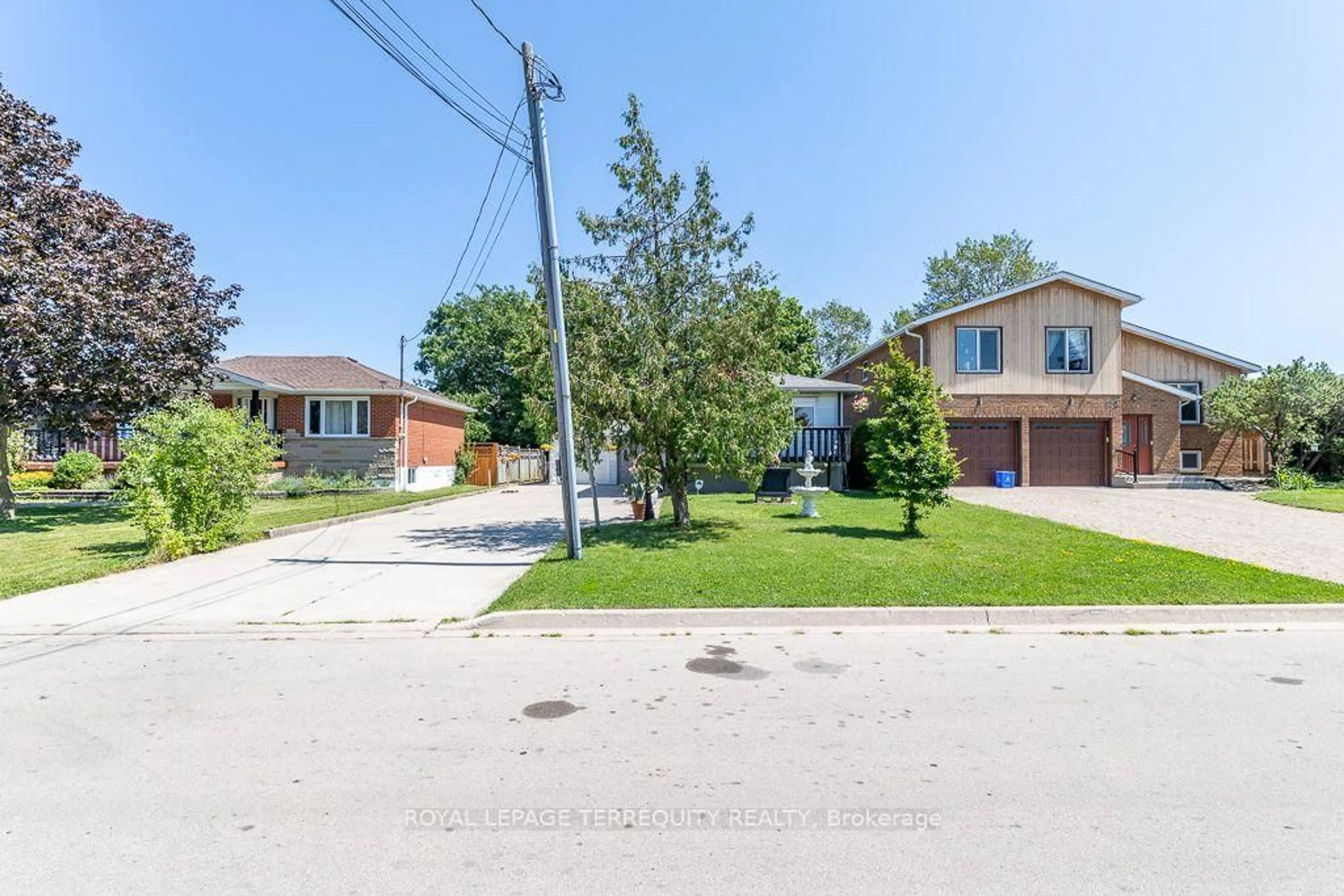 A pic from outside/outdoor area/front of a property/back of a property/a pic from drone, street for 134 Homeside Ave, Hamilton Ontario L8G 3H1