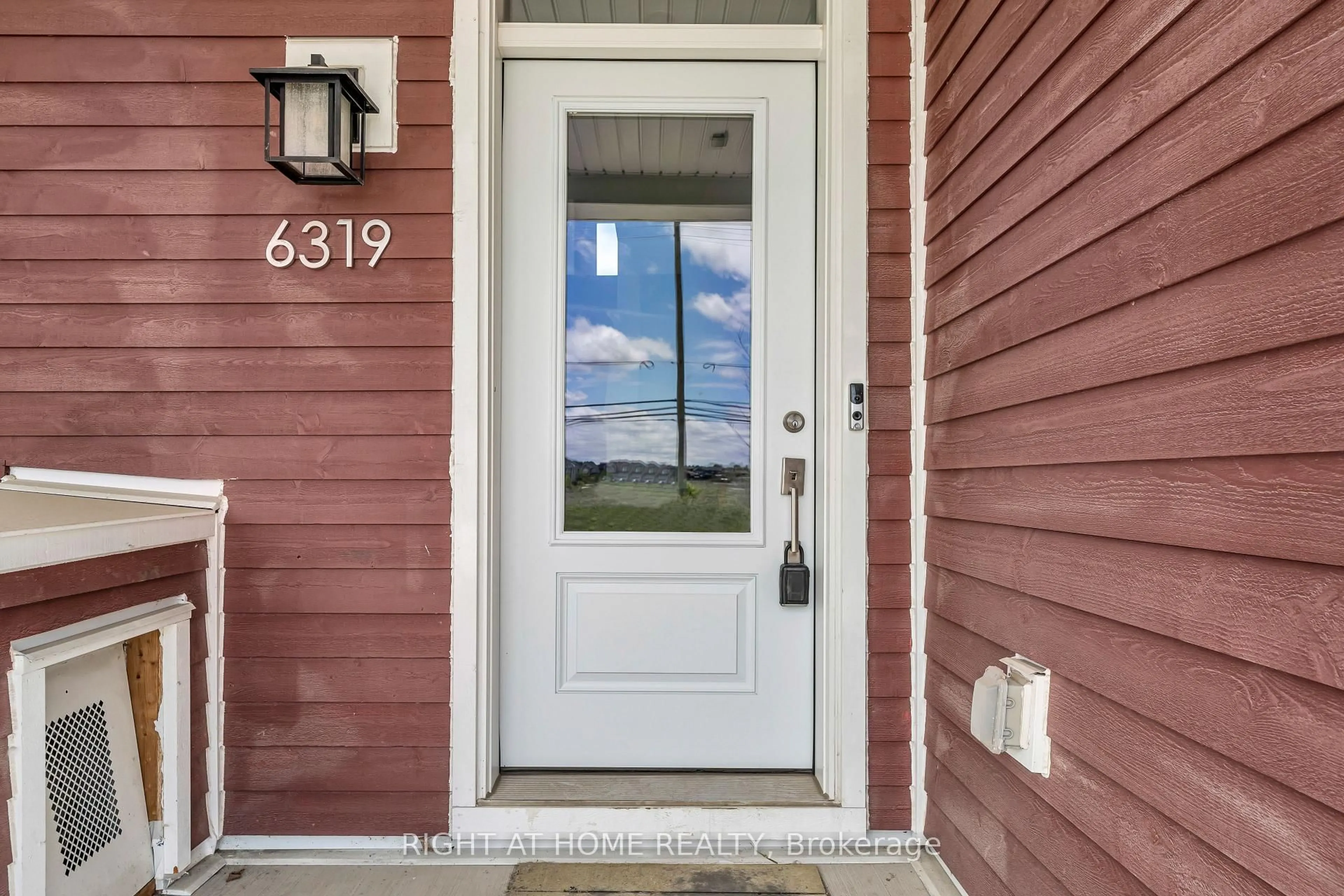 Indoor entryway for 6319 Perth St, Richmond Ontario K0A 2Z0