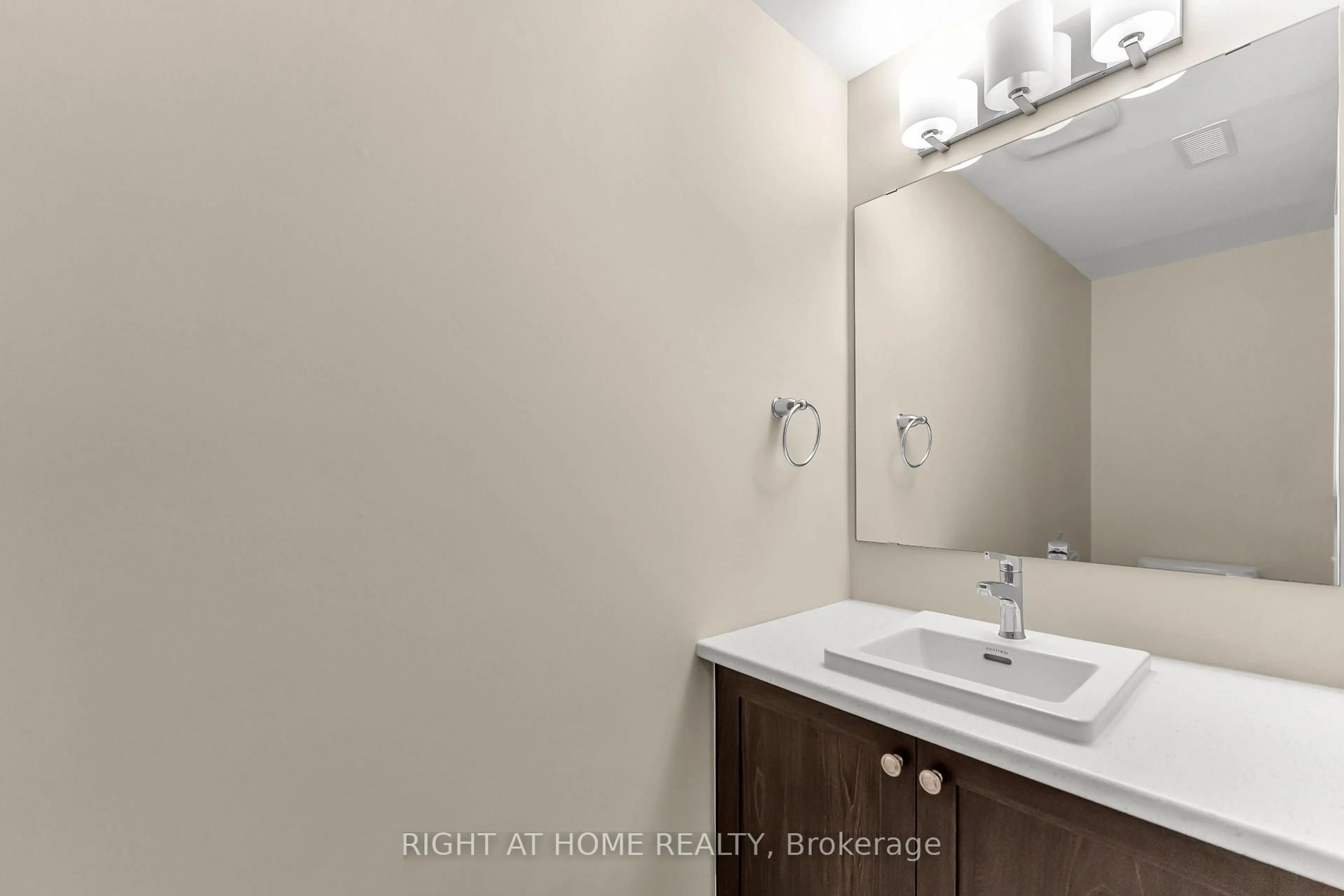 Standard bathroom, unknown for 6319 Perth St, Richmond Ontario K0A 2Z0