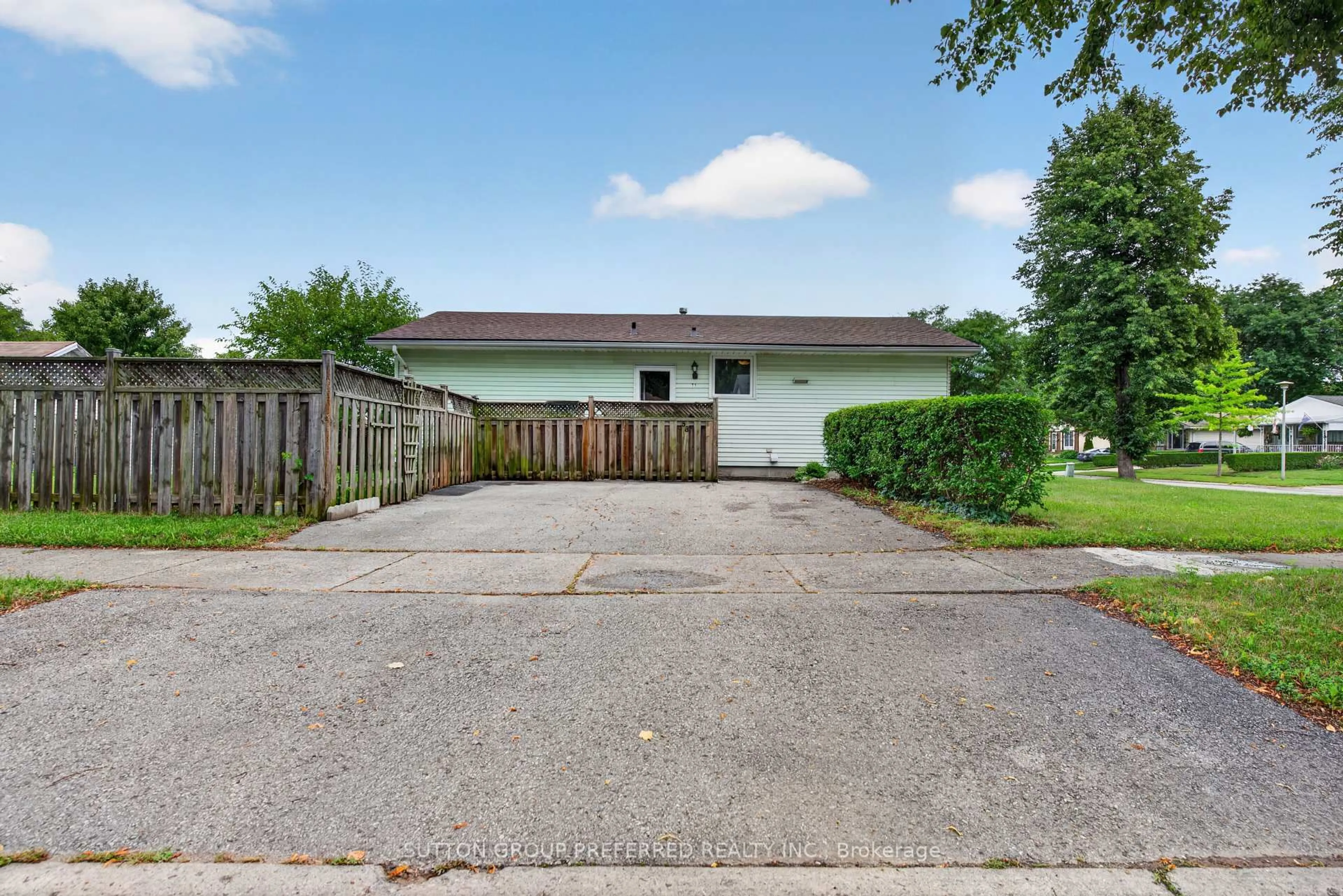 A pic from outside/outdoor area/front of a property/back of a property/a pic from drone, street for 53 Renny Cres, London South Ontario N6E 2C4