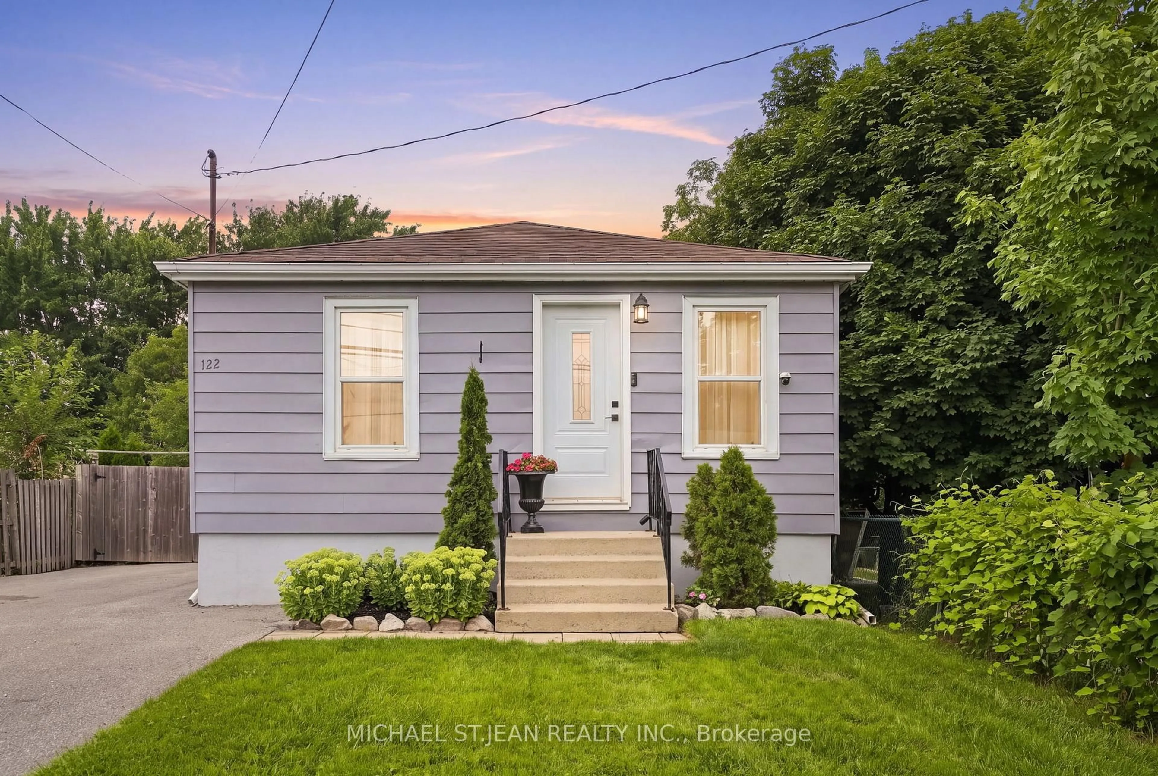 Home with vinyl exterior material, street for 122 Limeridge Rd, Hamilton Ontario L9C 2V2