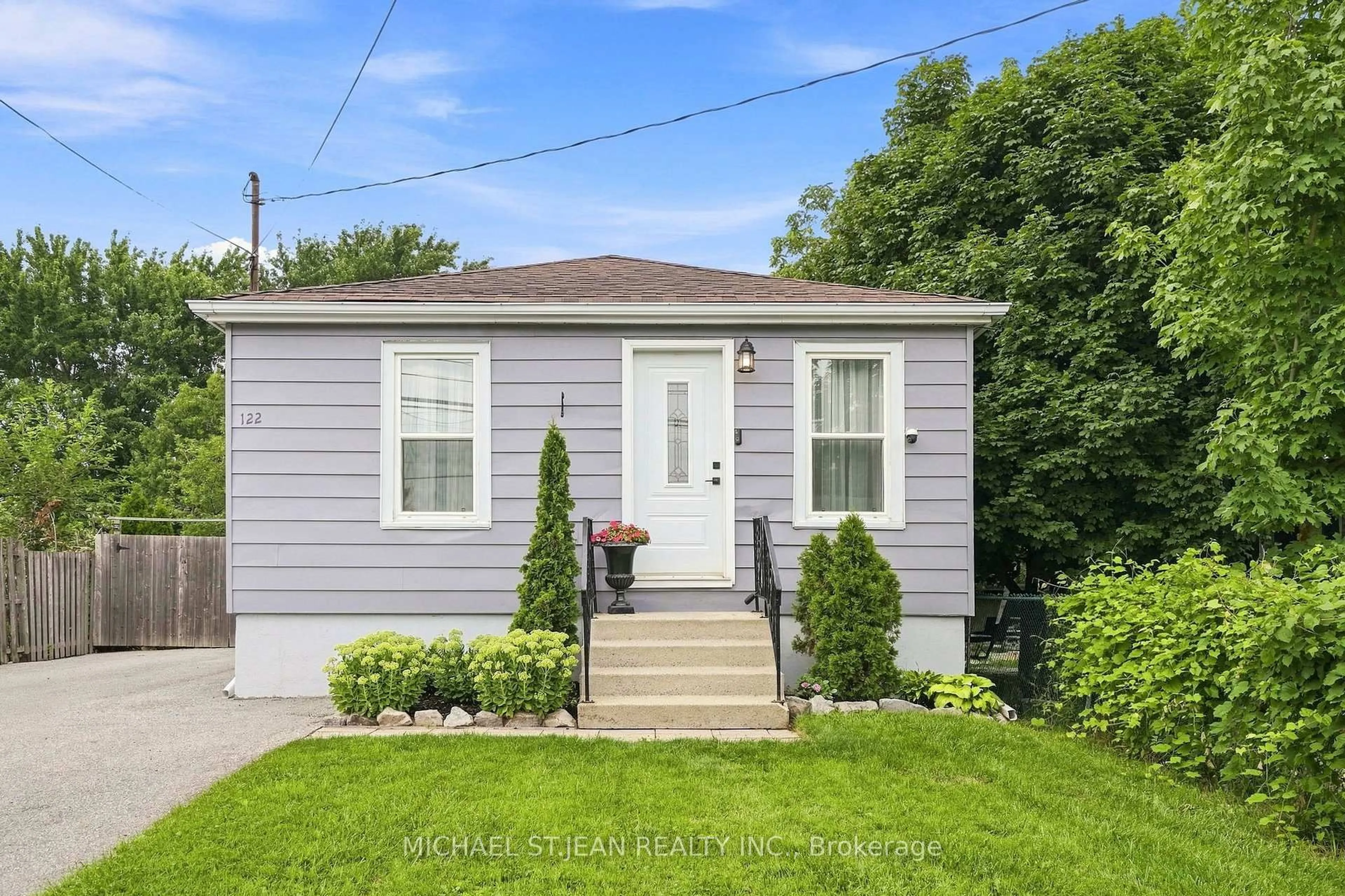 Home with vinyl exterior material, street for 122 Limeridge Rd, Hamilton Ontario L9C 2V2