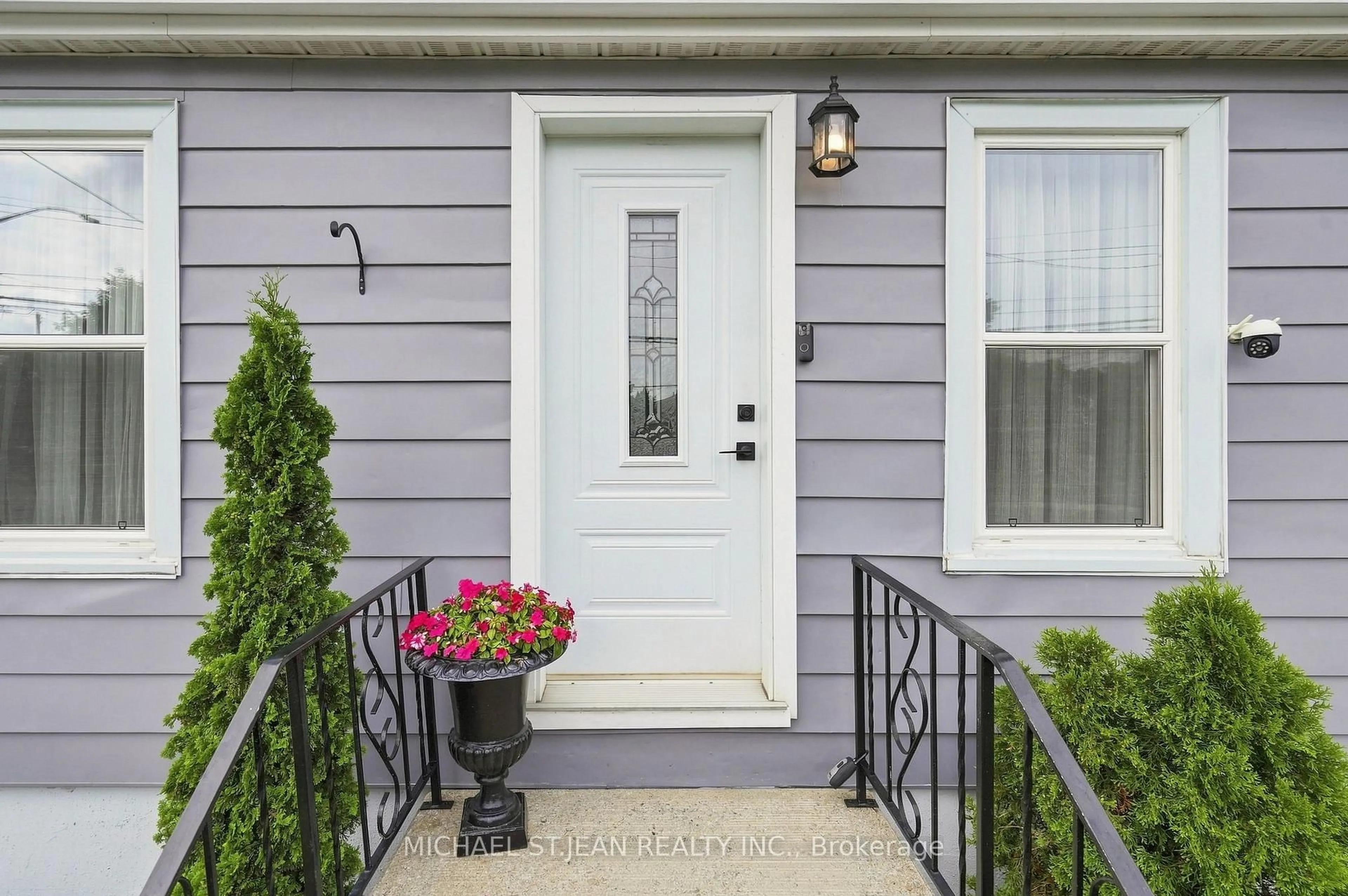 Indoor entryway for 122 Limeridge Rd, Hamilton Ontario L9C 2V2