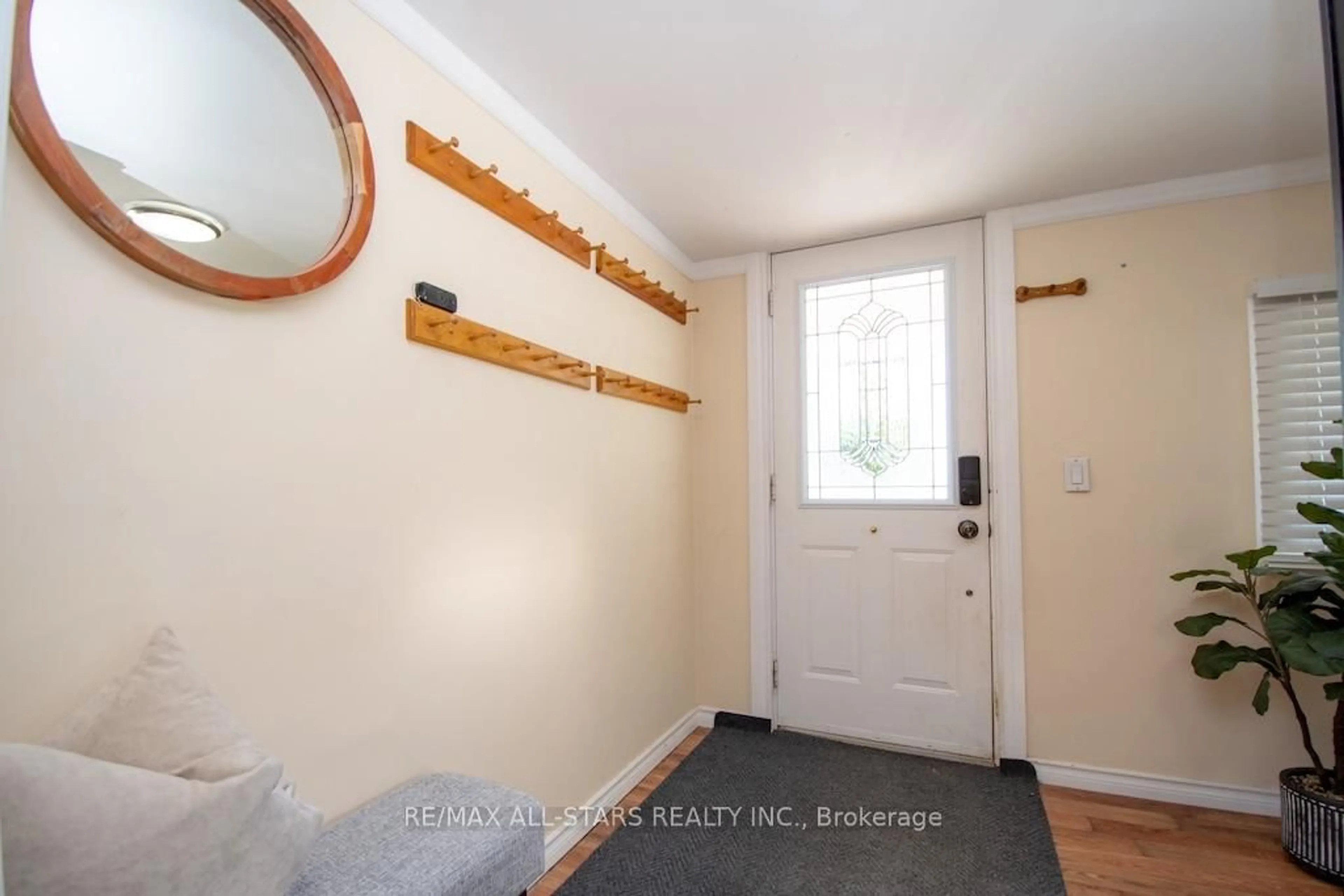 Indoor entryway for 7 Marlene Dr, Kawartha Lakes Ontario L0A 1A0