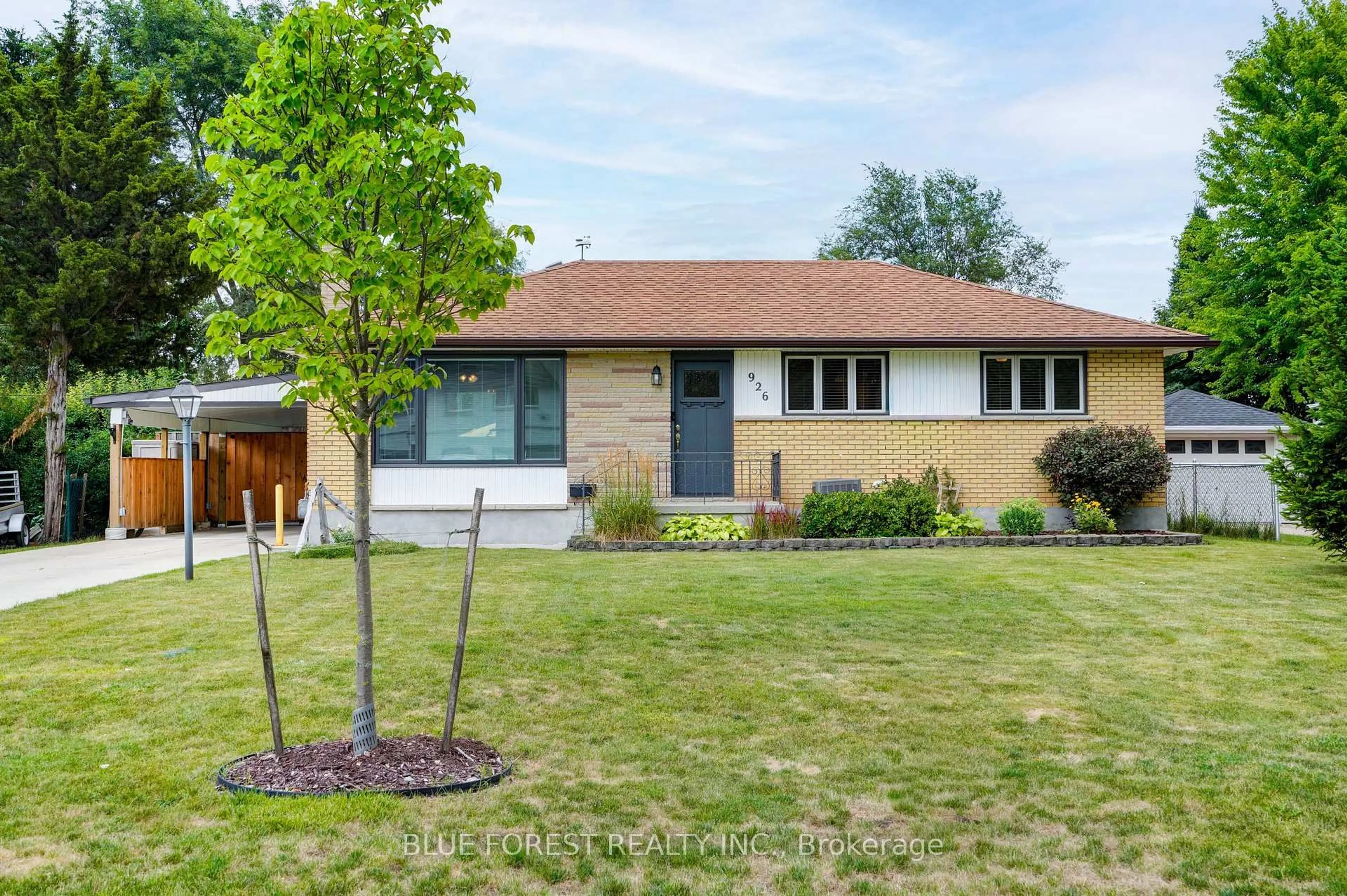 Home with brick exterior material, street for 926 Eagle Cres, London South Ontario N5Z 3H7