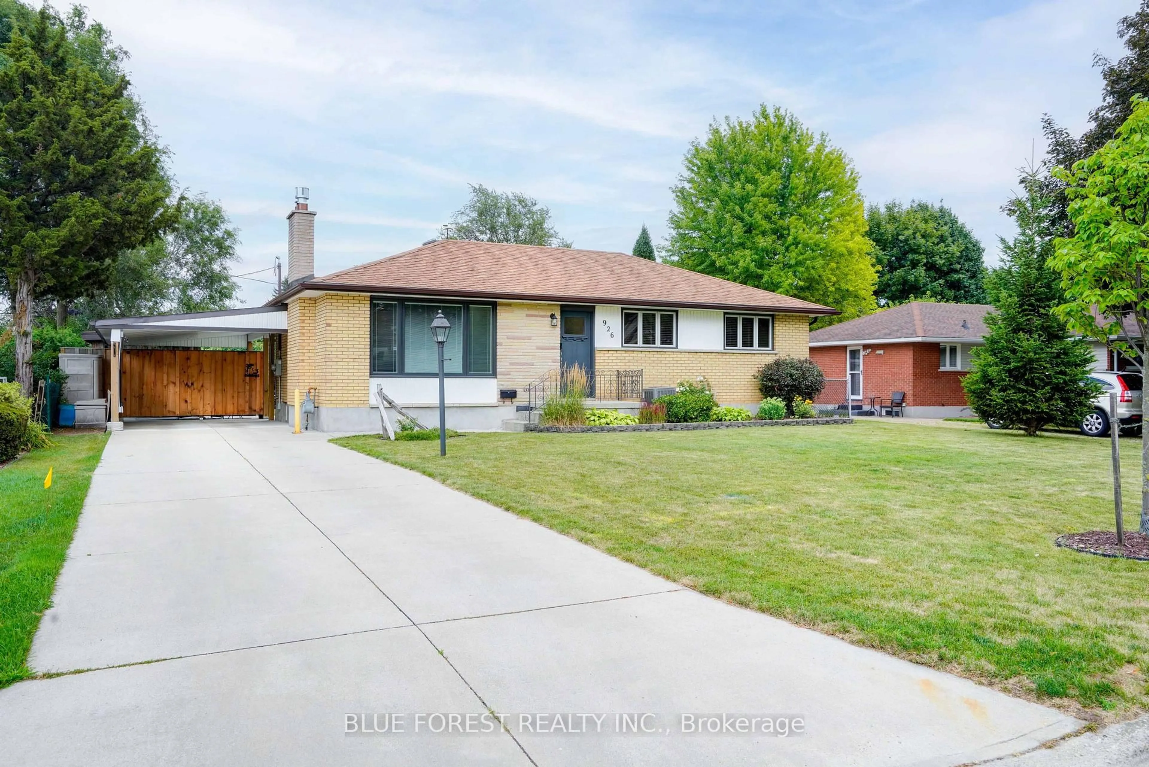 Home with brick exterior material, street for 926 Eagle Cres, London South Ontario N5Z 3H7