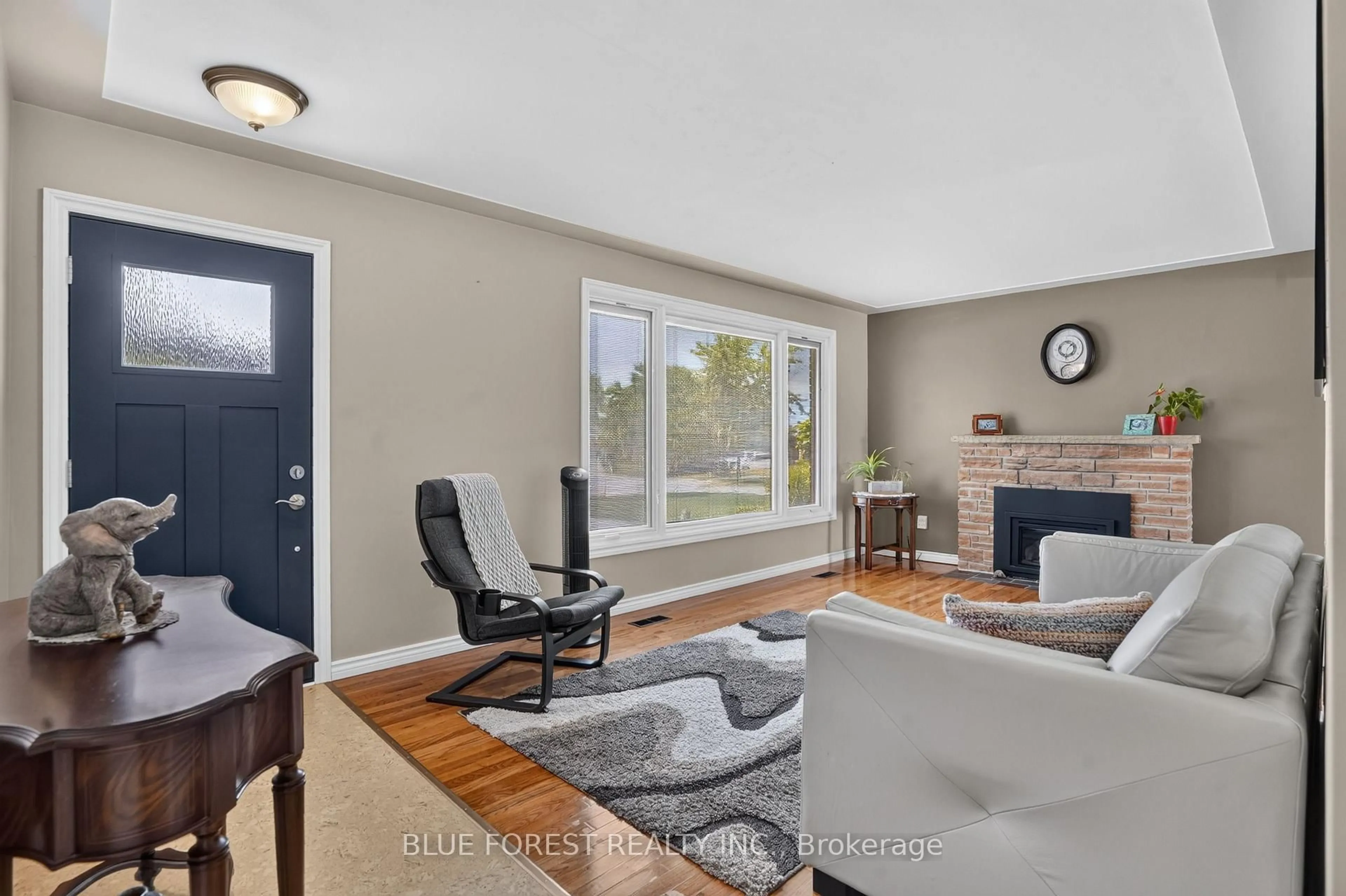 Living room with furniture, unknown for 926 Eagle Cres, London South Ontario N5Z 3H7