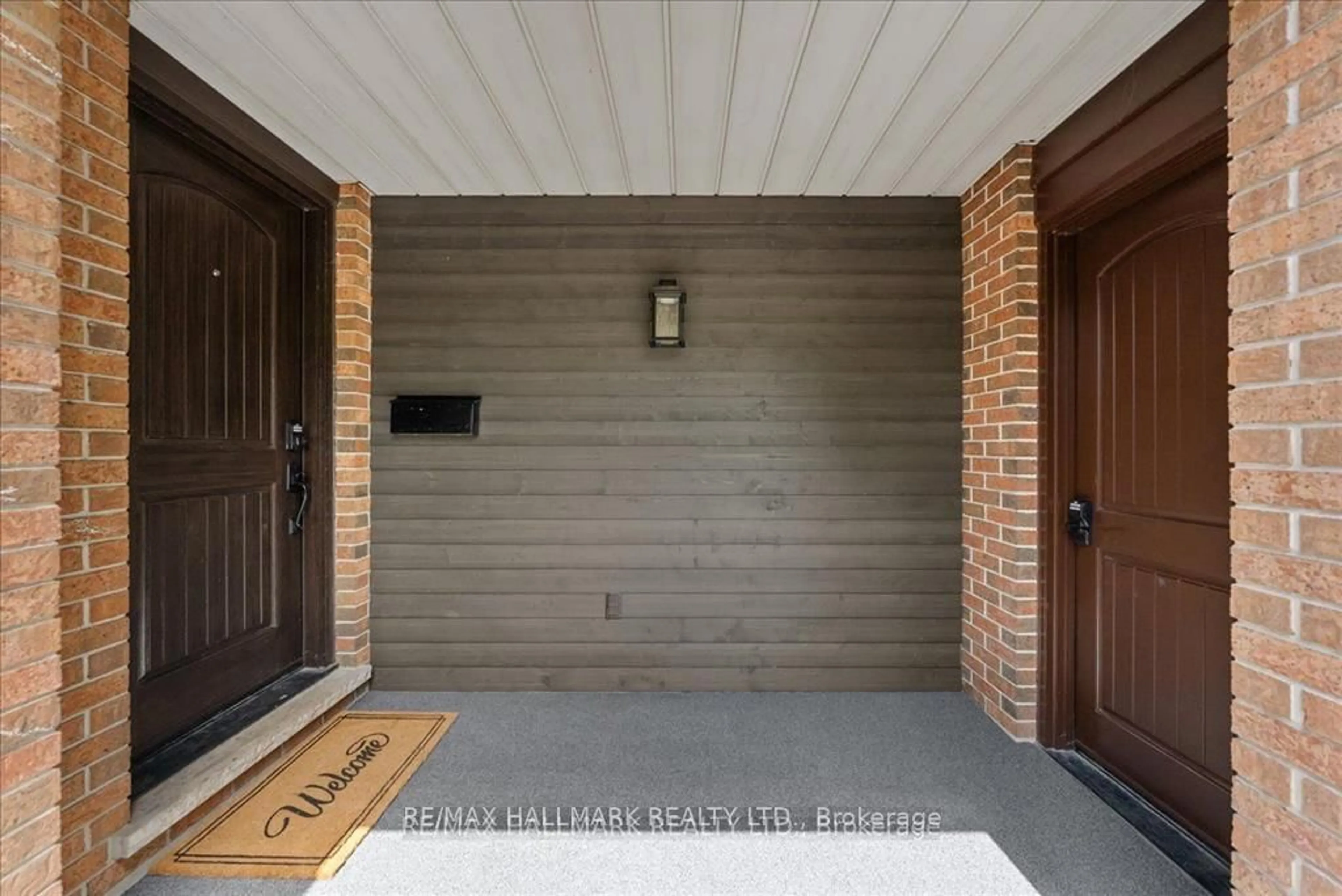 Indoor entryway for 545 St George St, Centre Wellington Ontario N1M 1L1