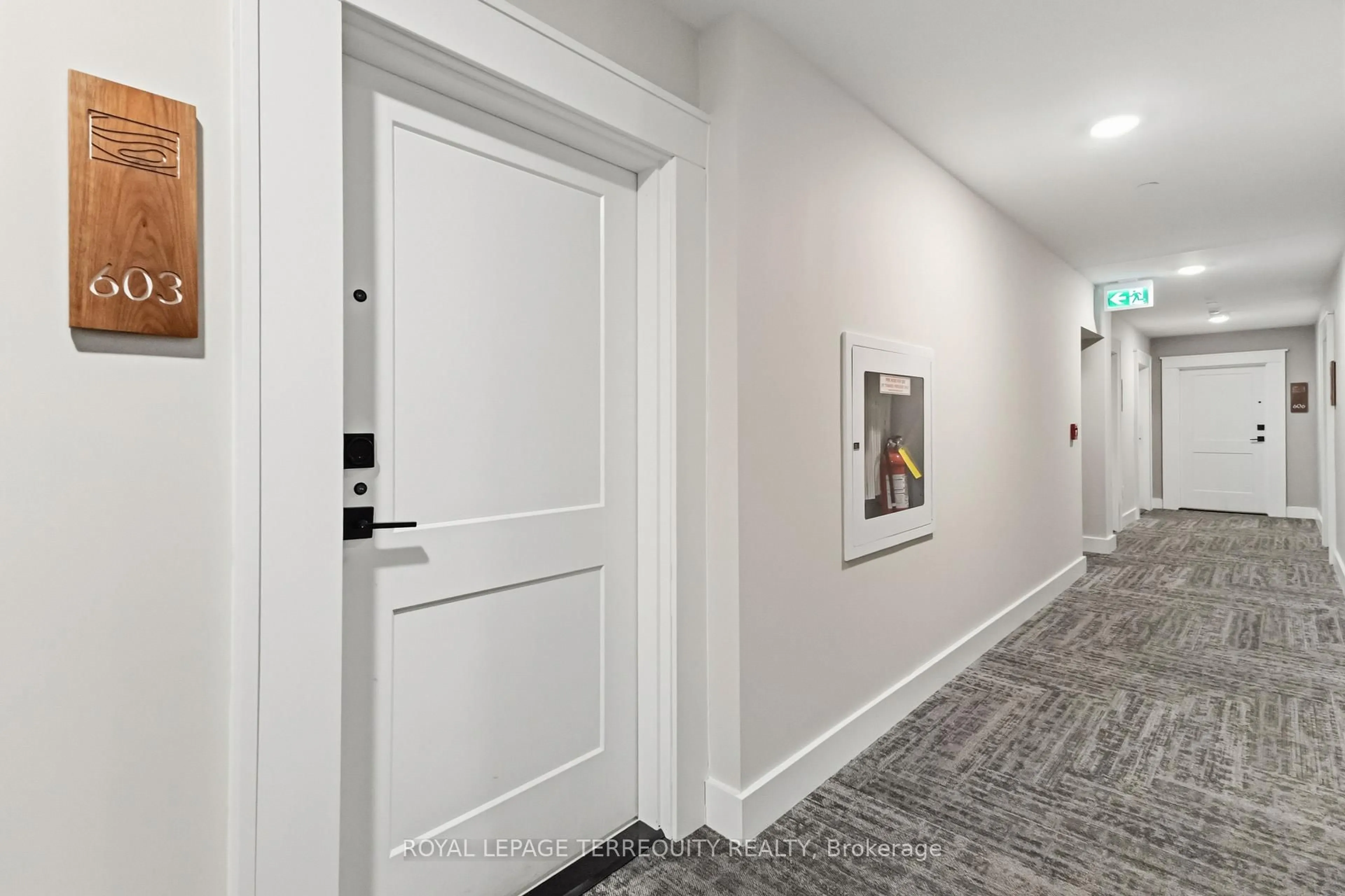 Indoor foyer for 480 Callaway Rd #603, London North Ontario N6G 0Z3