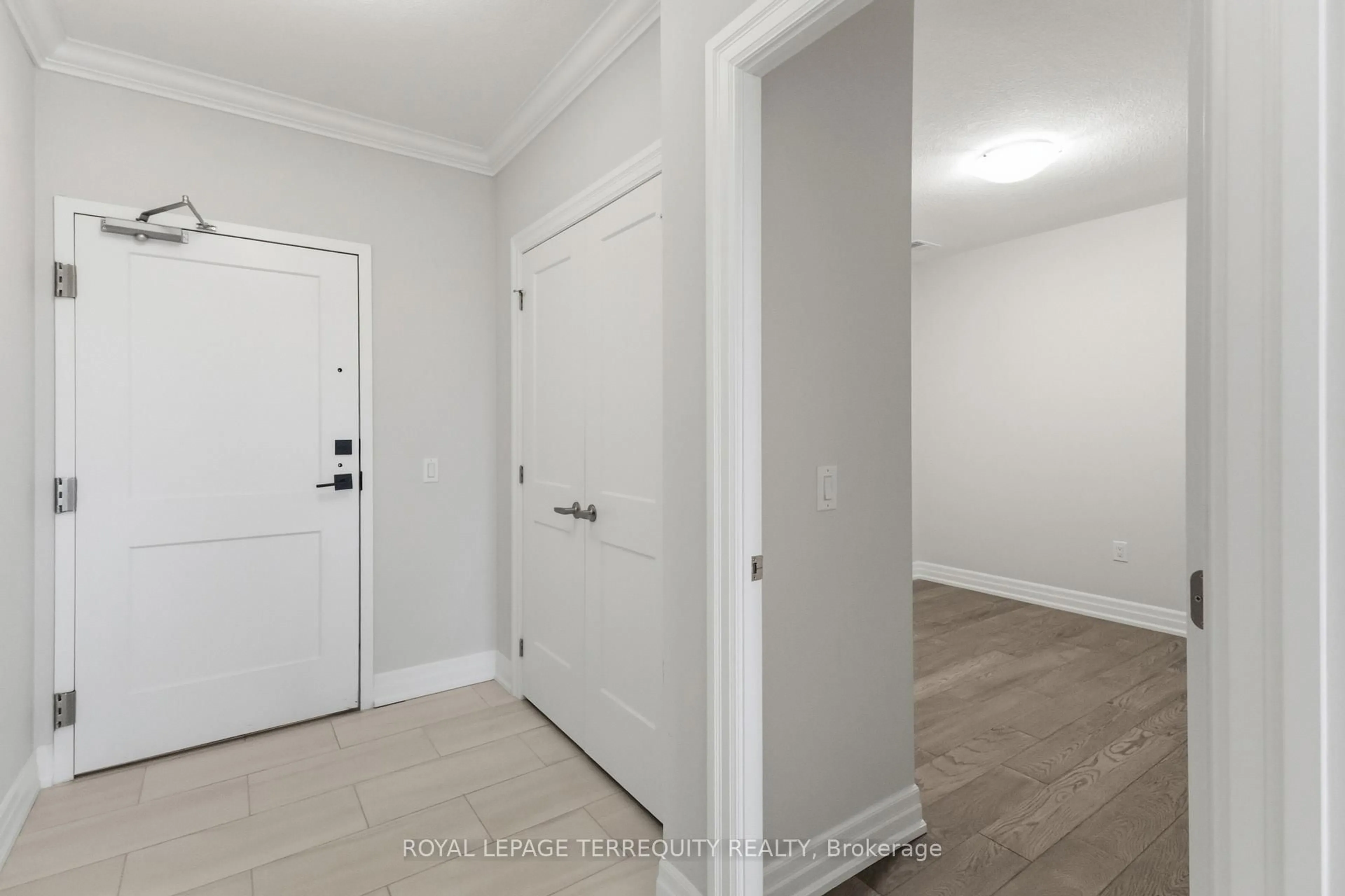 Indoor entryway for 480 Callaway Rd #603, London North Ontario N6G 0Z3