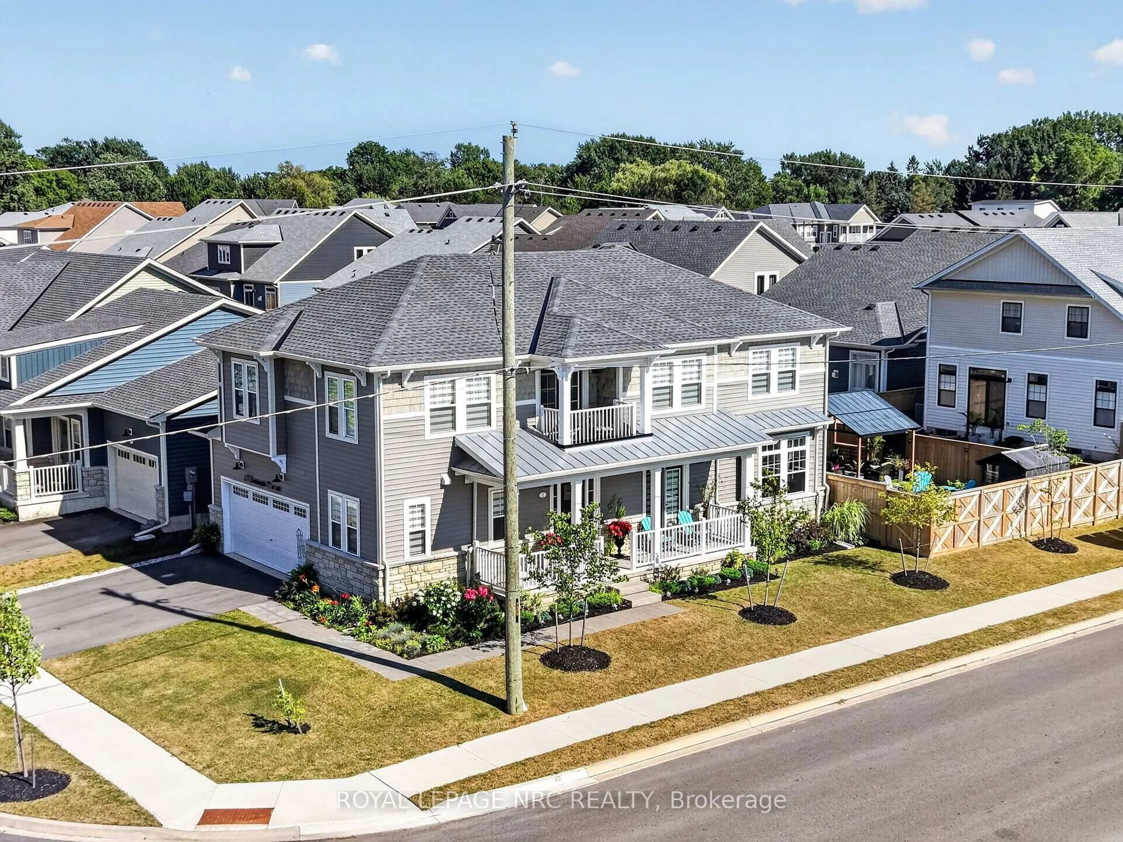 A pic from outside/outdoor area/front of a property/back of a property/a pic from drone, street for 2 Beachwalk Cres, Fort Erie Ontario L0S 1B0