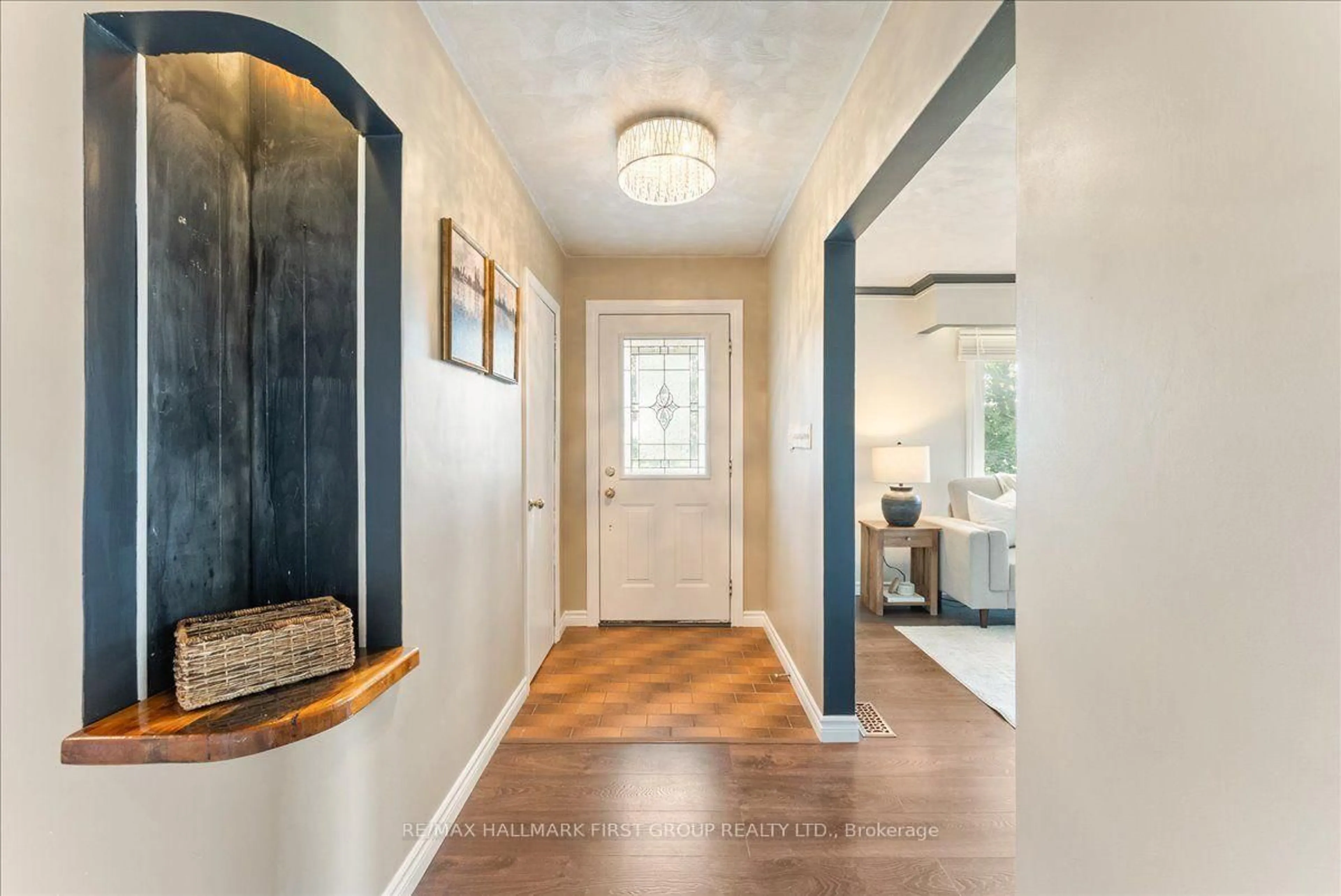 Indoor entryway for 121 Nappadale St, Kawartha Lakes Ontario K0M 2T0