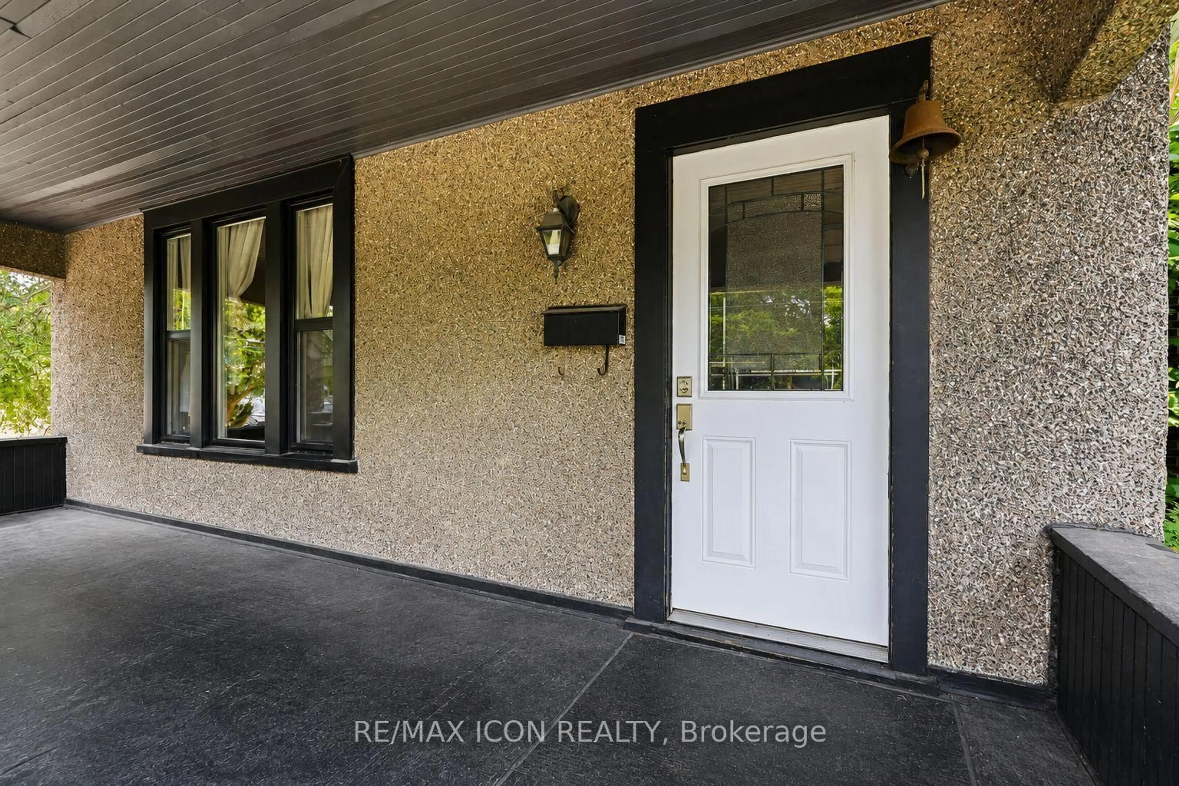 Indoor entryway for 31 Mount Pleasant Ave, London North Ontario N6H 1C8