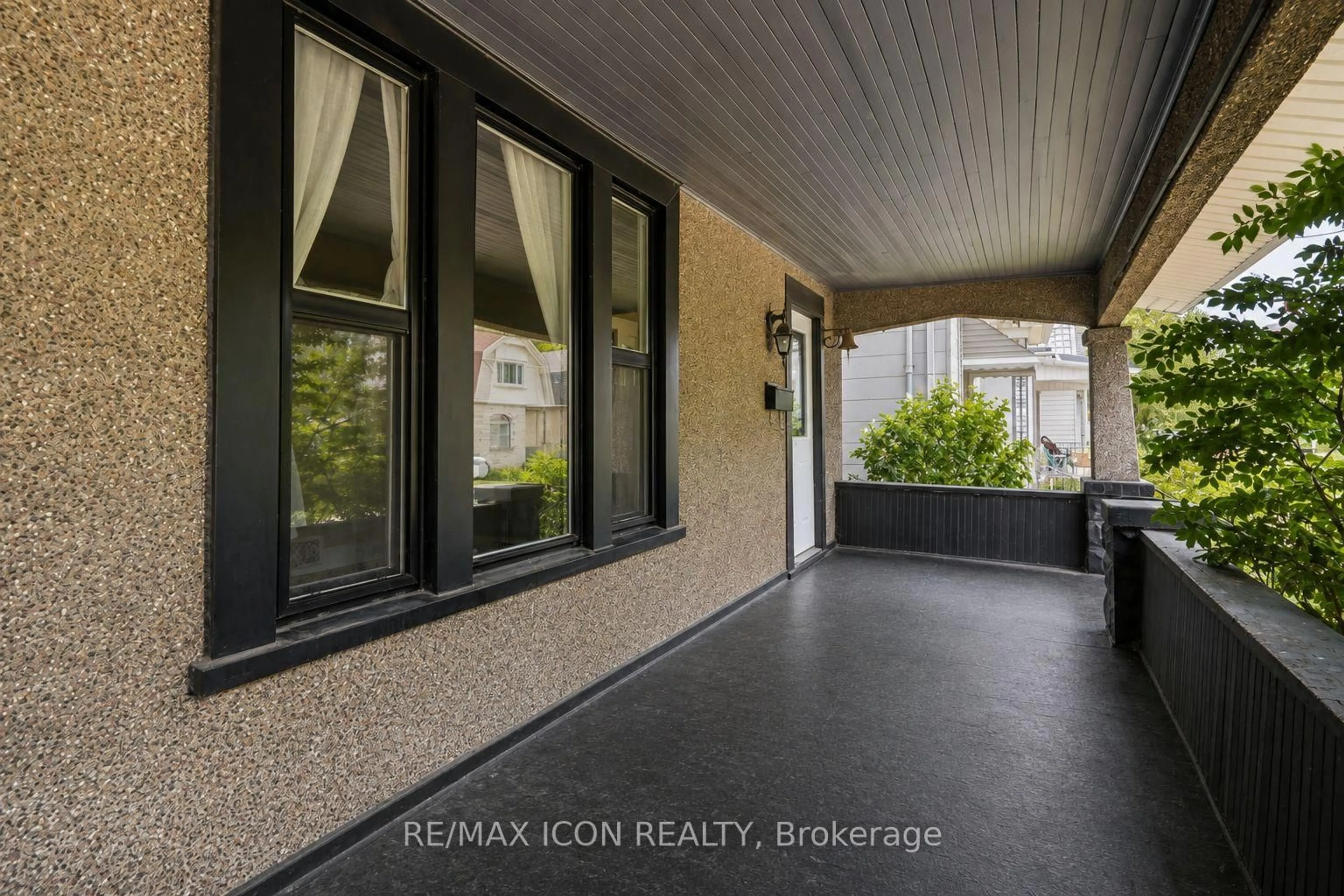 Indoor entryway for 31 Mount Pleasant Ave, London North Ontario N6H 1C8