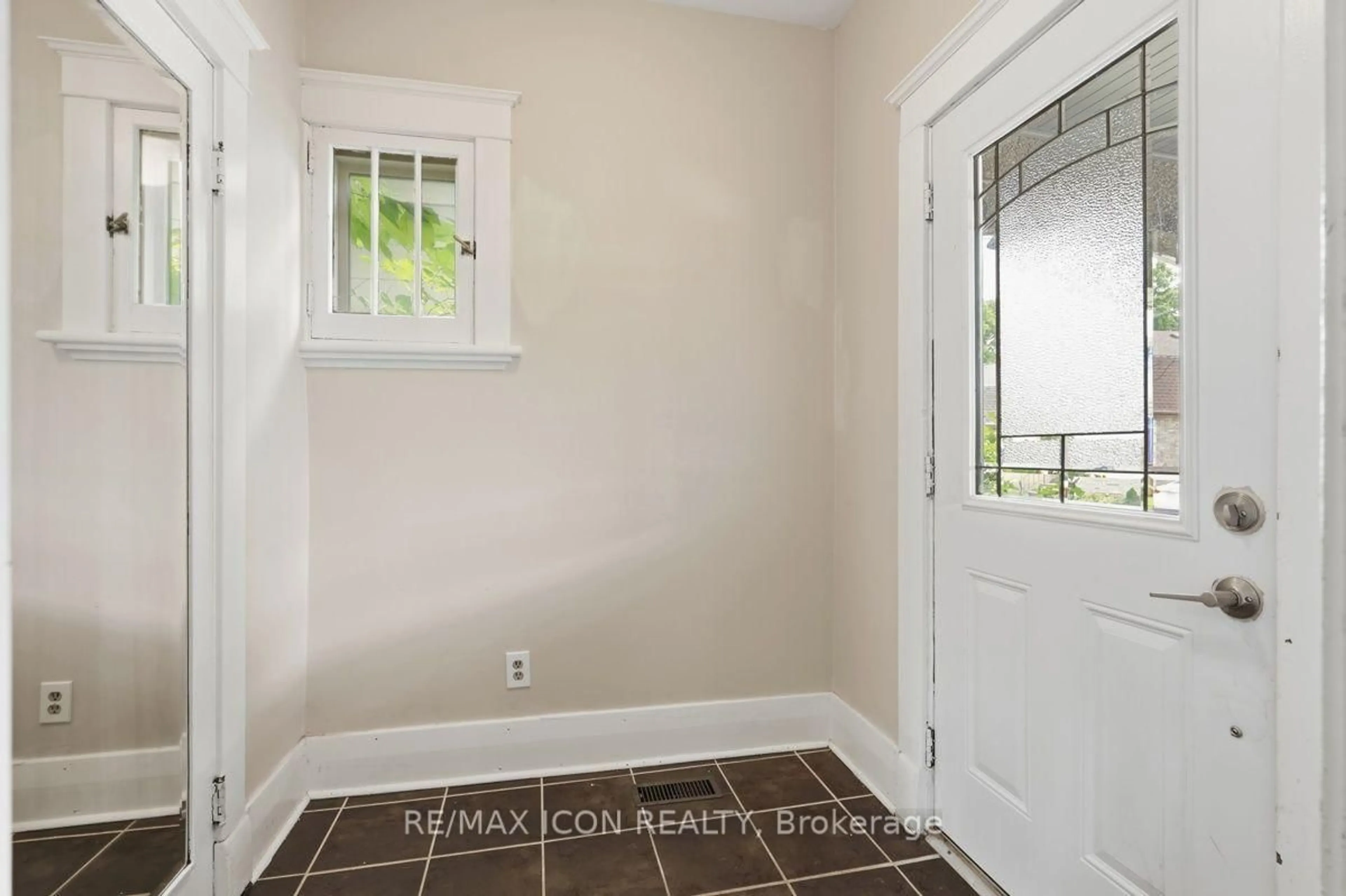 Indoor entryway for 31 Mount Pleasant Ave, London North Ontario N6H 1C8