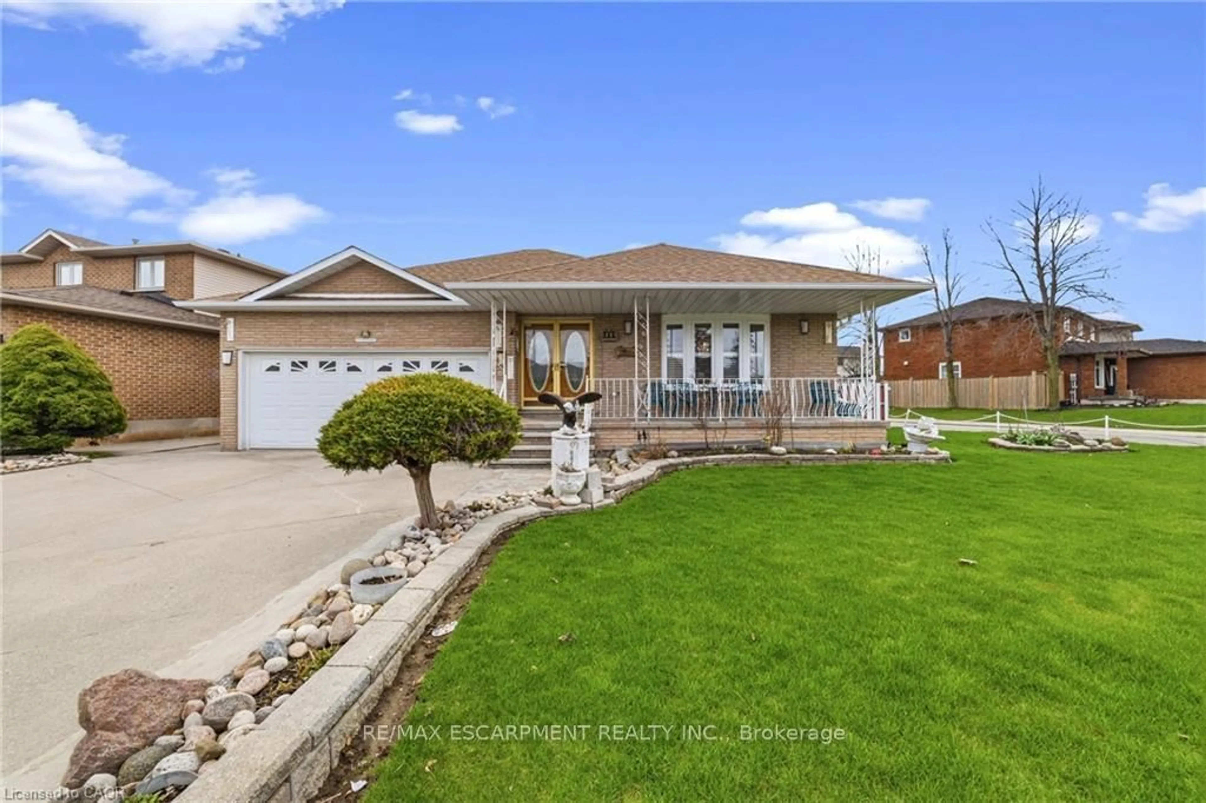 Home with vinyl exterior material, street for 546 Dicenzo Dr, Hamilton Ontario L9C 2C3