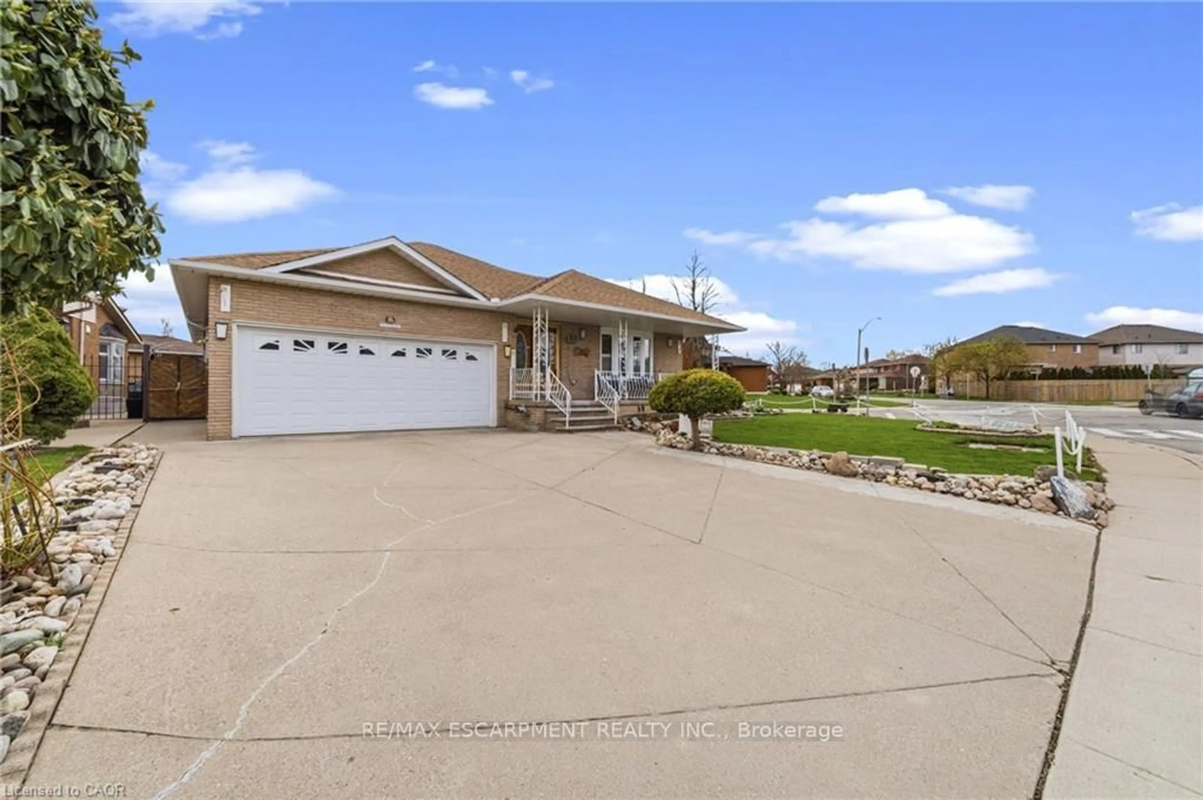 Home with vinyl exterior material, street for 546 Dicenzo Dr, Hamilton Ontario L9C 2C3