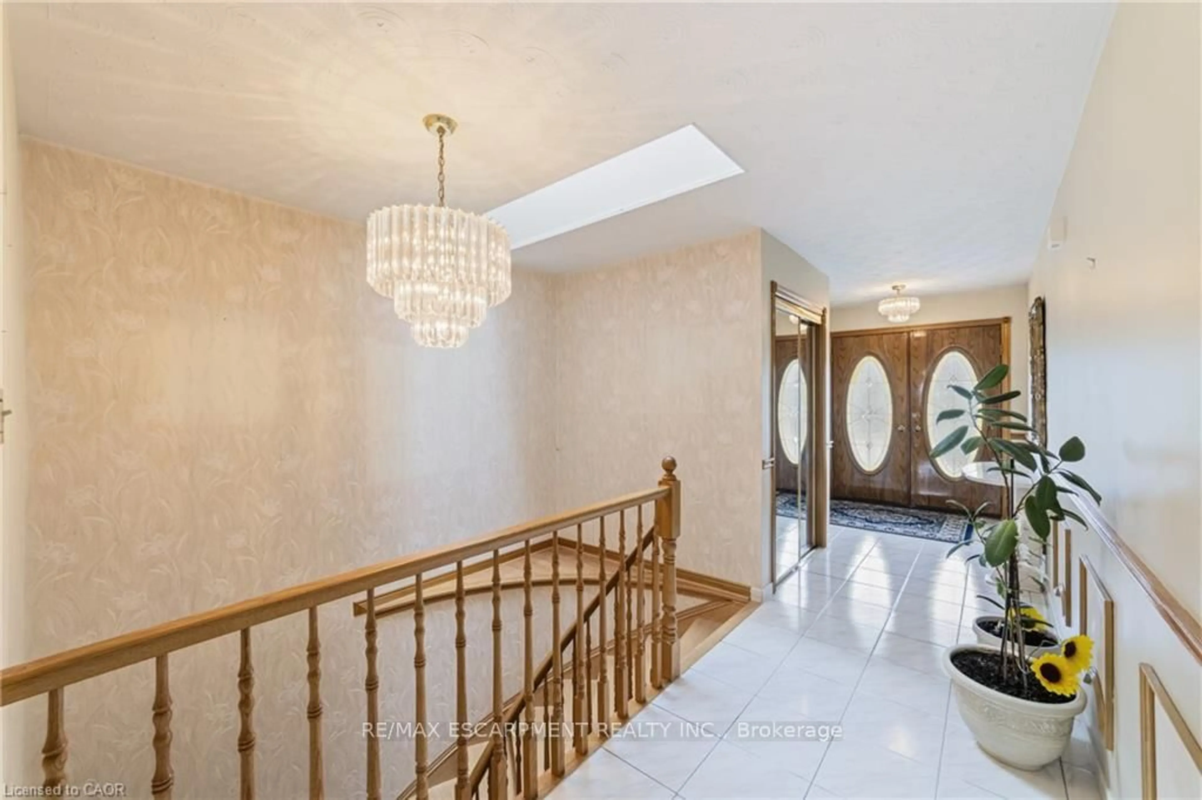 Indoor foyer for 546 Dicenzo Dr, Hamilton Ontario L9C 2C3