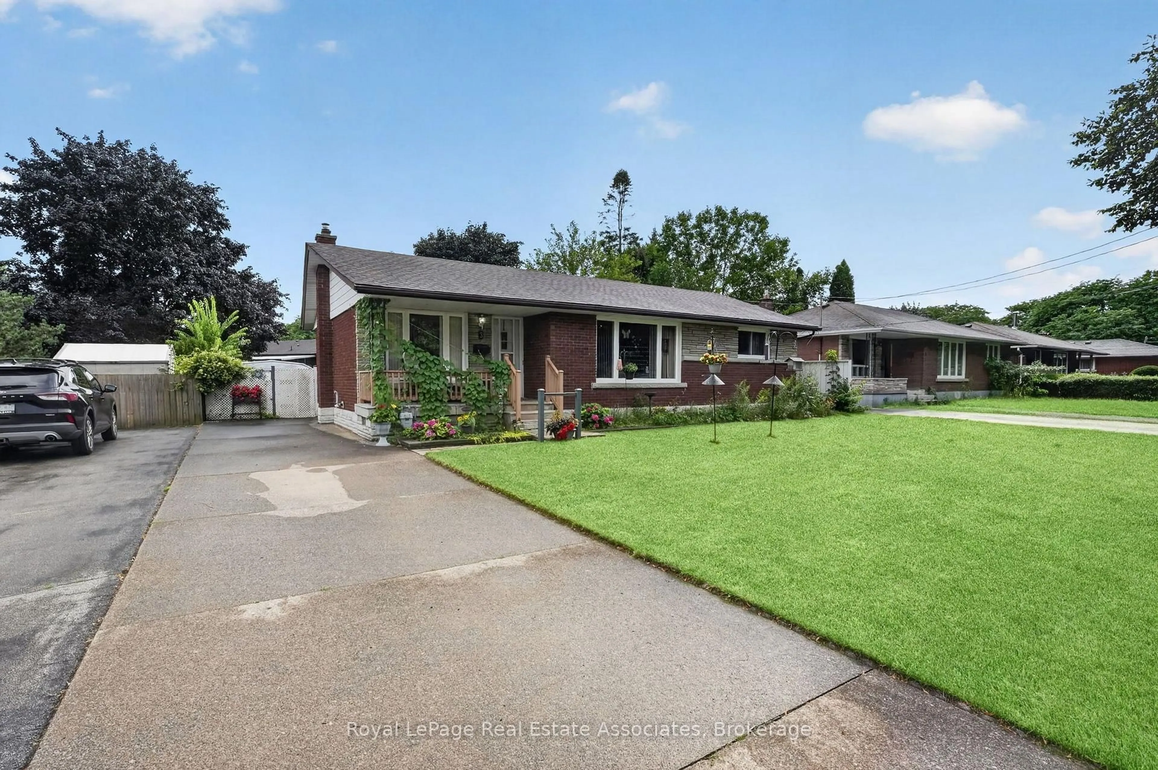 A pic from outside/outdoor area/front of a property/back of a property/a pic from drone, street for 3 Northwood Dr, St. Catharines Ontario L2M 4J4