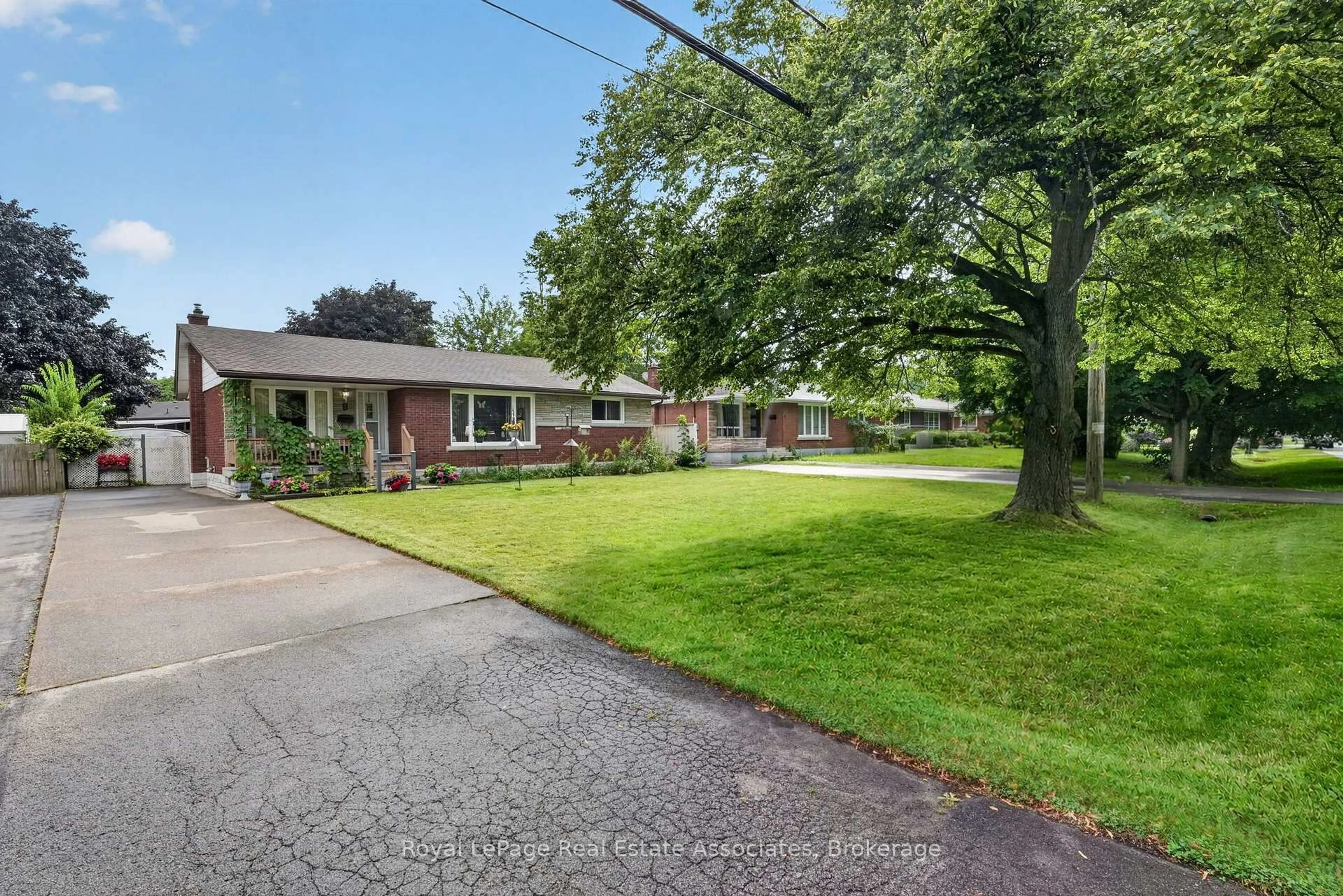 A pic from outside/outdoor area/front of a property/back of a property/a pic from drone, street for 3 Northwood Dr, St. Catharines Ontario L2M 4J4