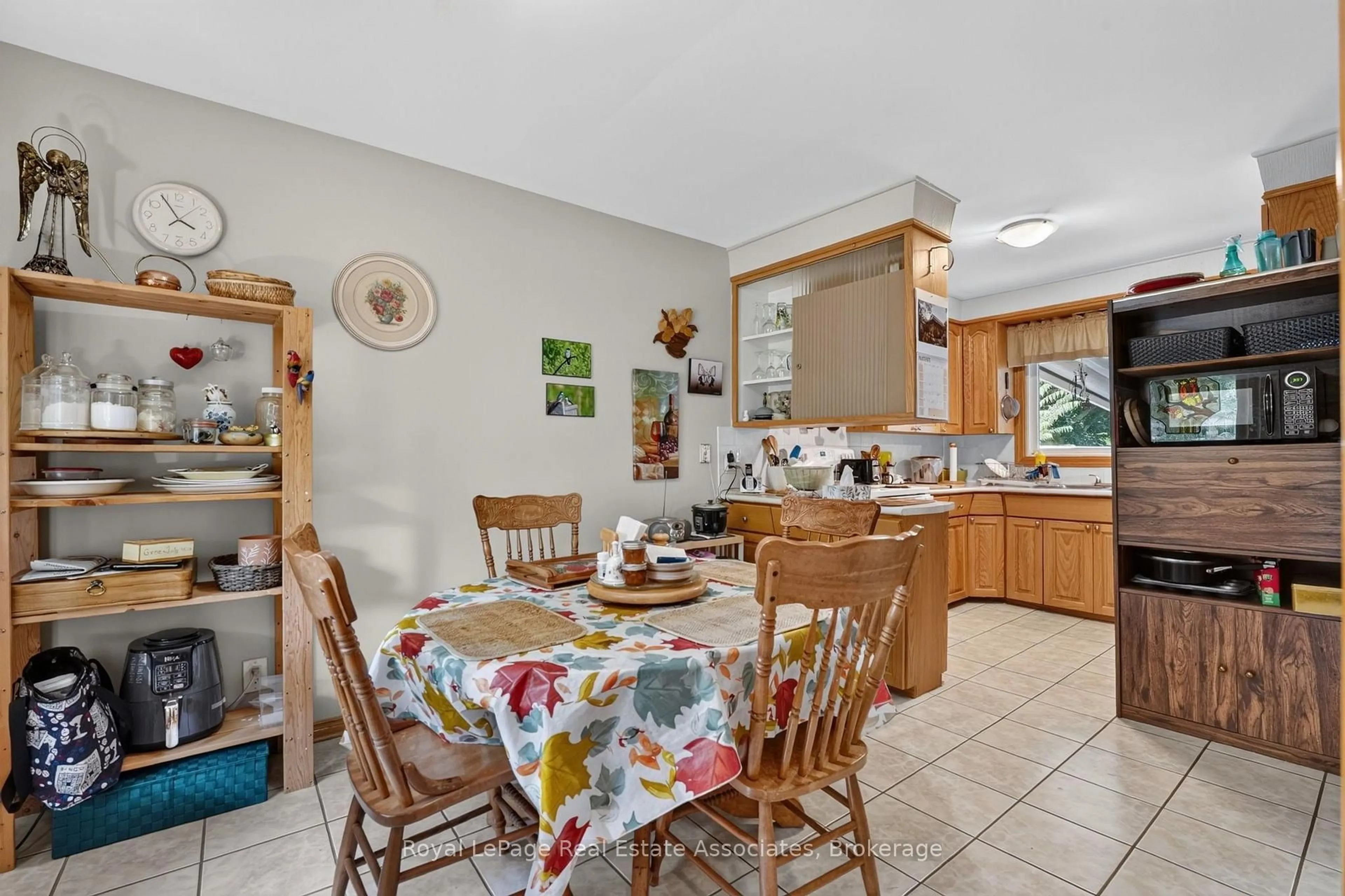 Open concept kitchen, ceramic/tile floor for 3 Northwood Dr, St. Catharines Ontario L2M 4J4