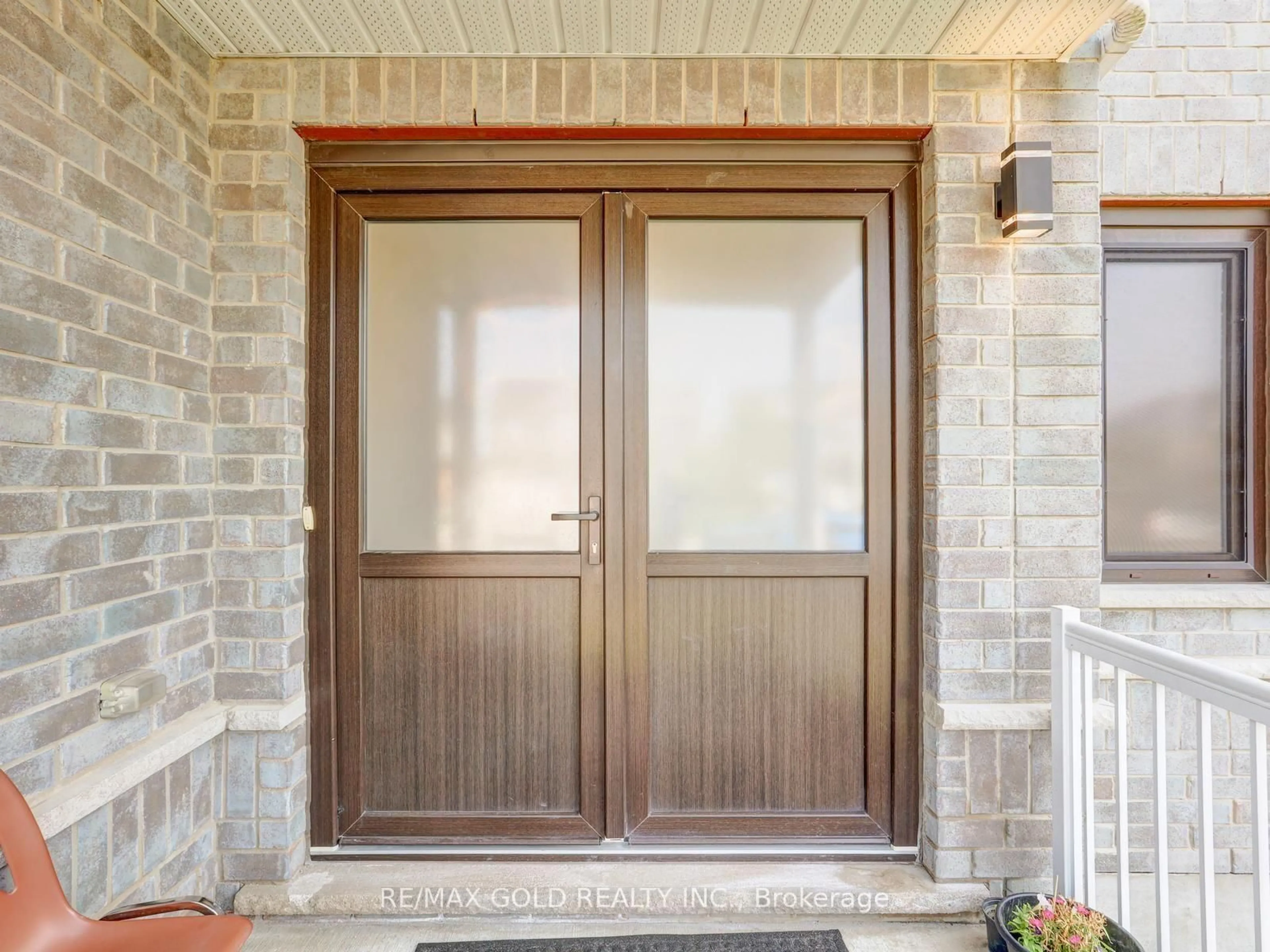 Indoor entryway for 812 Halifax Rd, Woodstock Ontario N4T 0C6