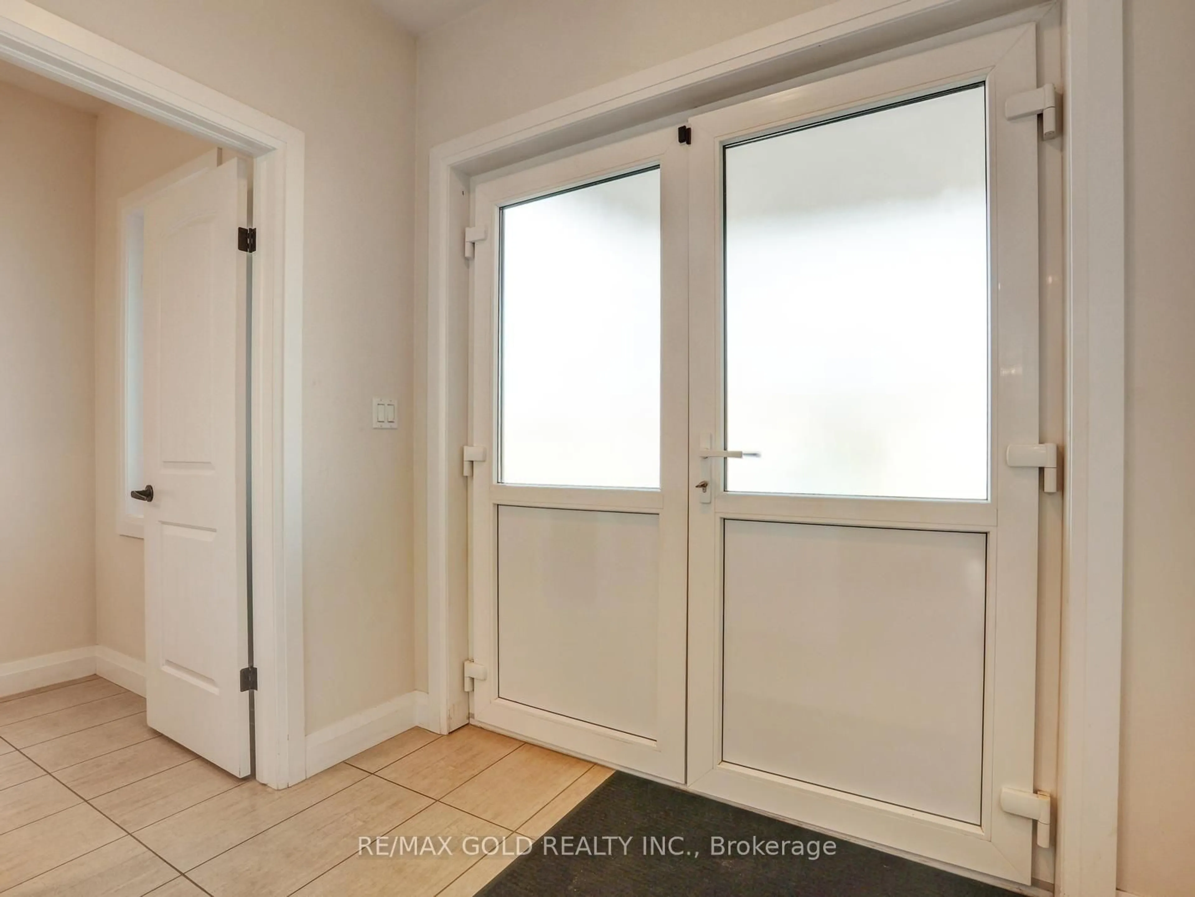 Indoor entryway for 812 Halifax Rd, Woodstock Ontario N4T 0C6