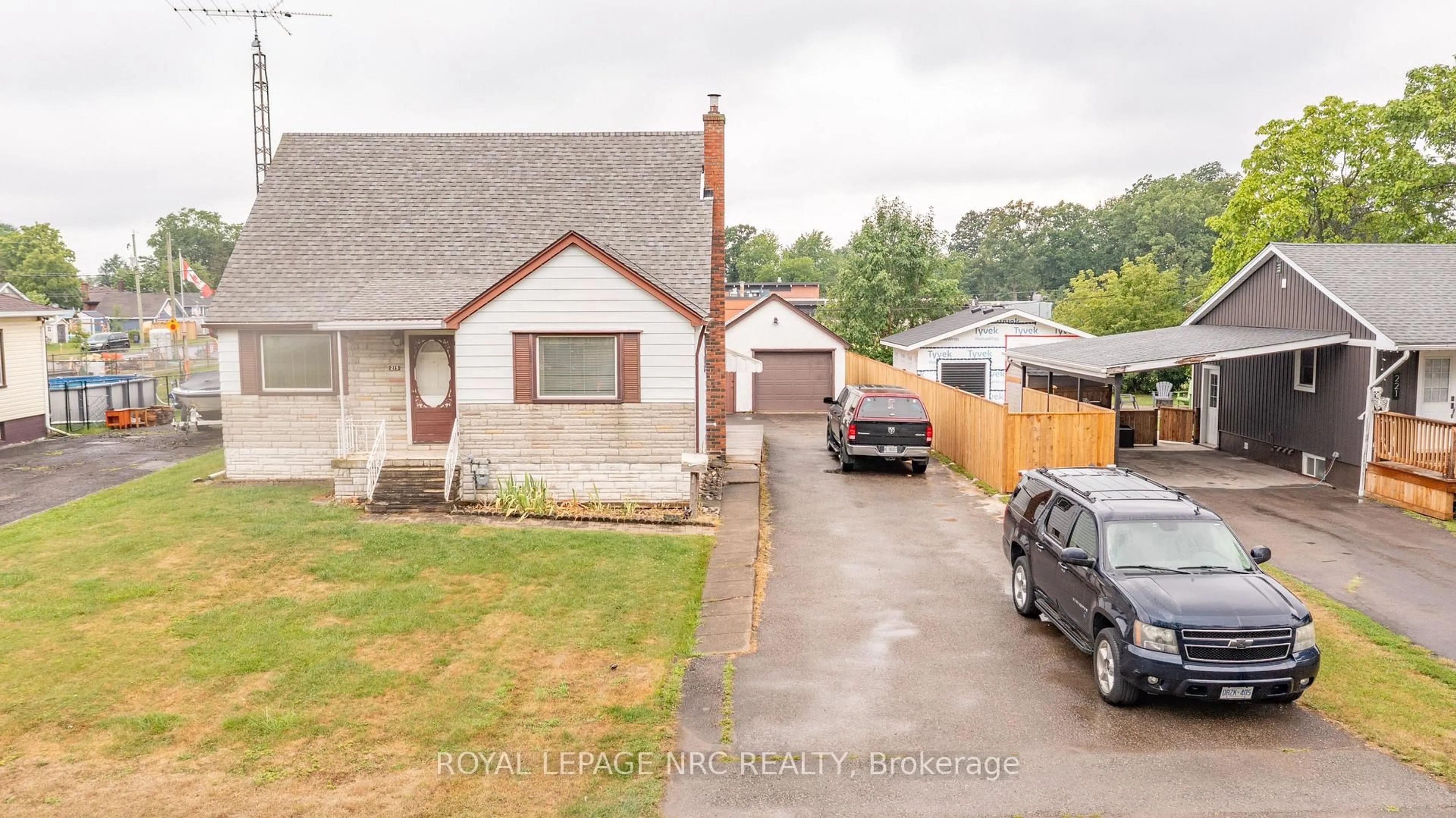 A pic from outside/outdoor area/front of a property/back of a property/a pic from drone, street for 215 Knoll St, Port Colborne Ontario L3K 5B5