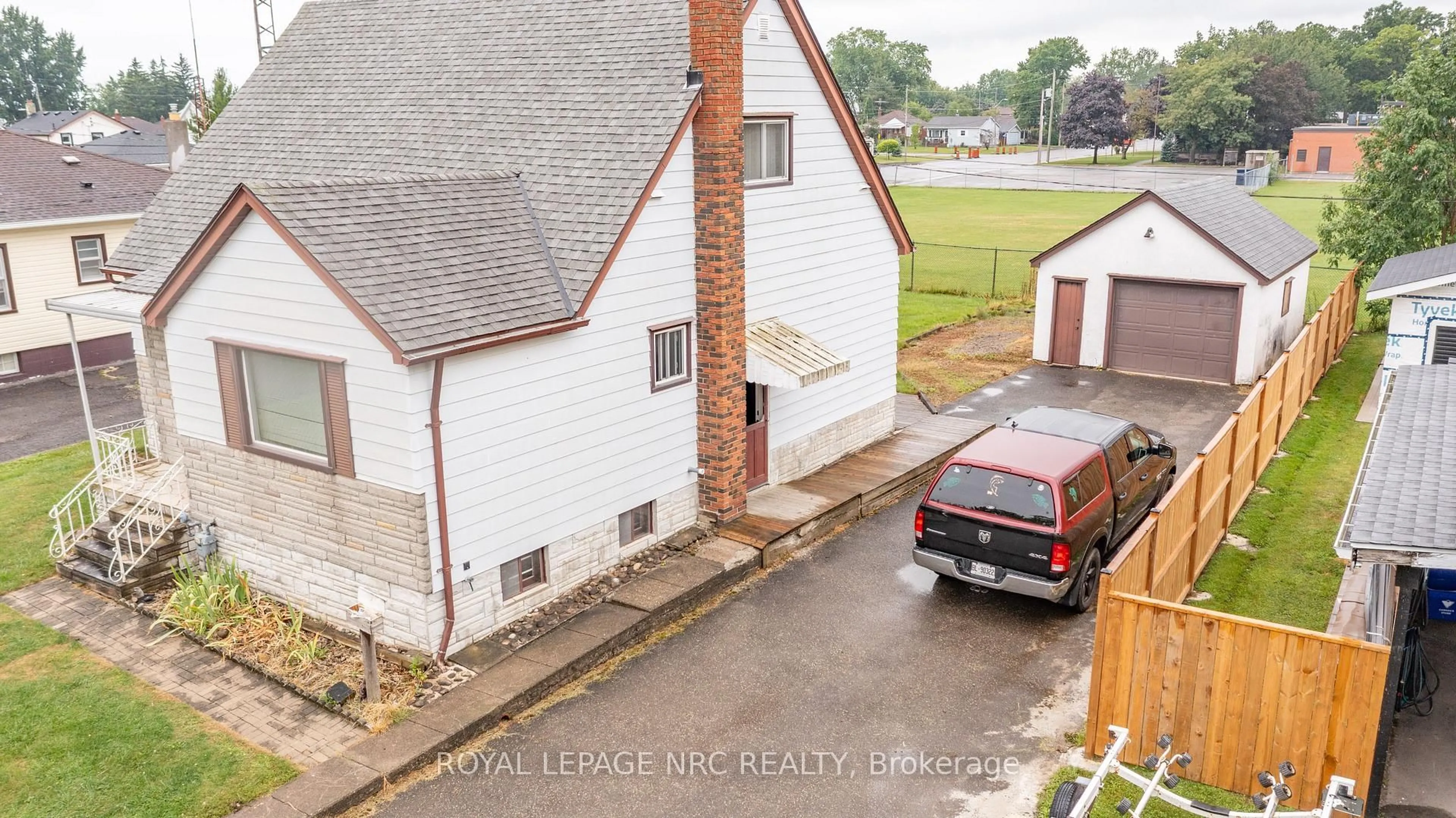 A pic from outside/outdoor area/front of a property/back of a property/a pic from drone, unknown for 215 Knoll St, Port Colborne Ontario L3K 5B5