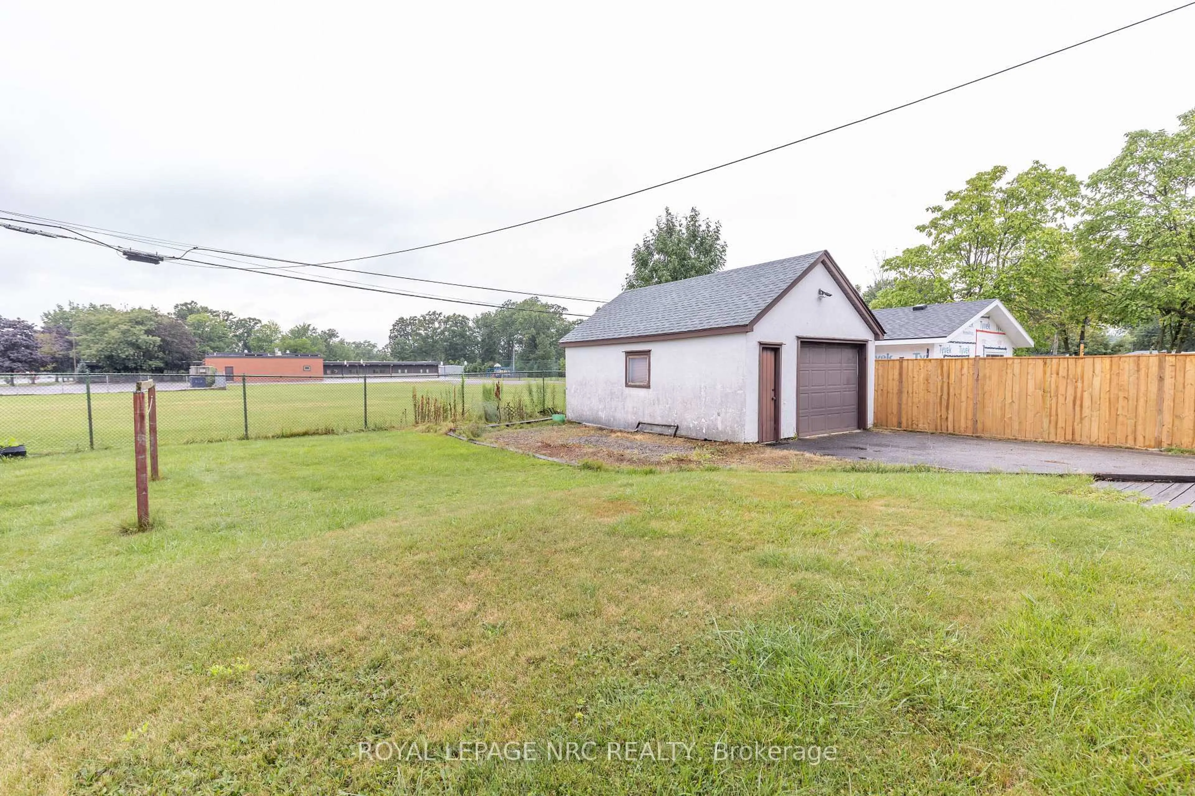 A pic from outside/outdoor area/front of a property/back of a property/a pic from drone, street for 215 Knoll St, Port Colborne Ontario L3K 5B5