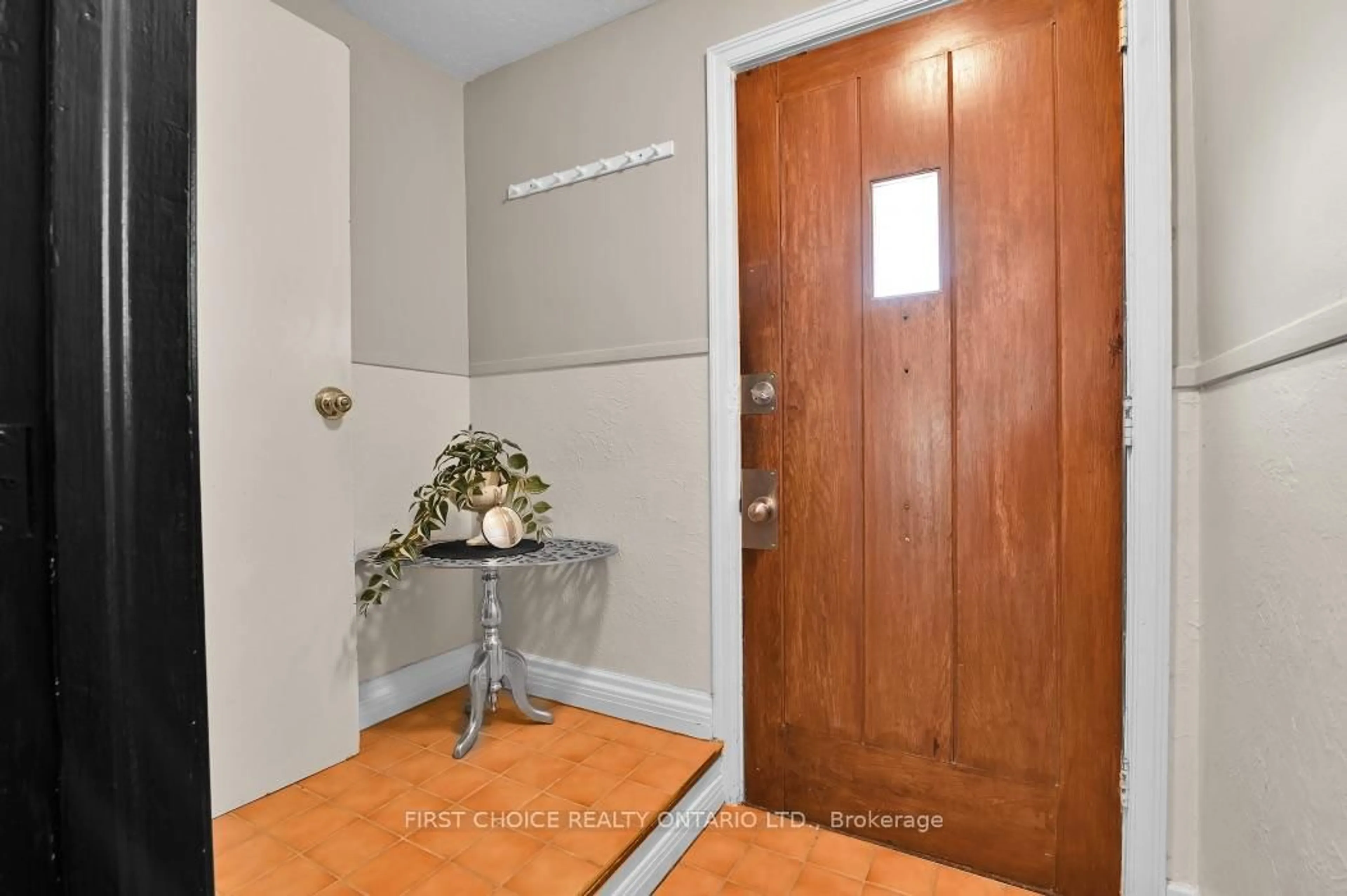 Indoor entryway for 9 Huron Ave, Ottawa Ontario K1Y 0W1