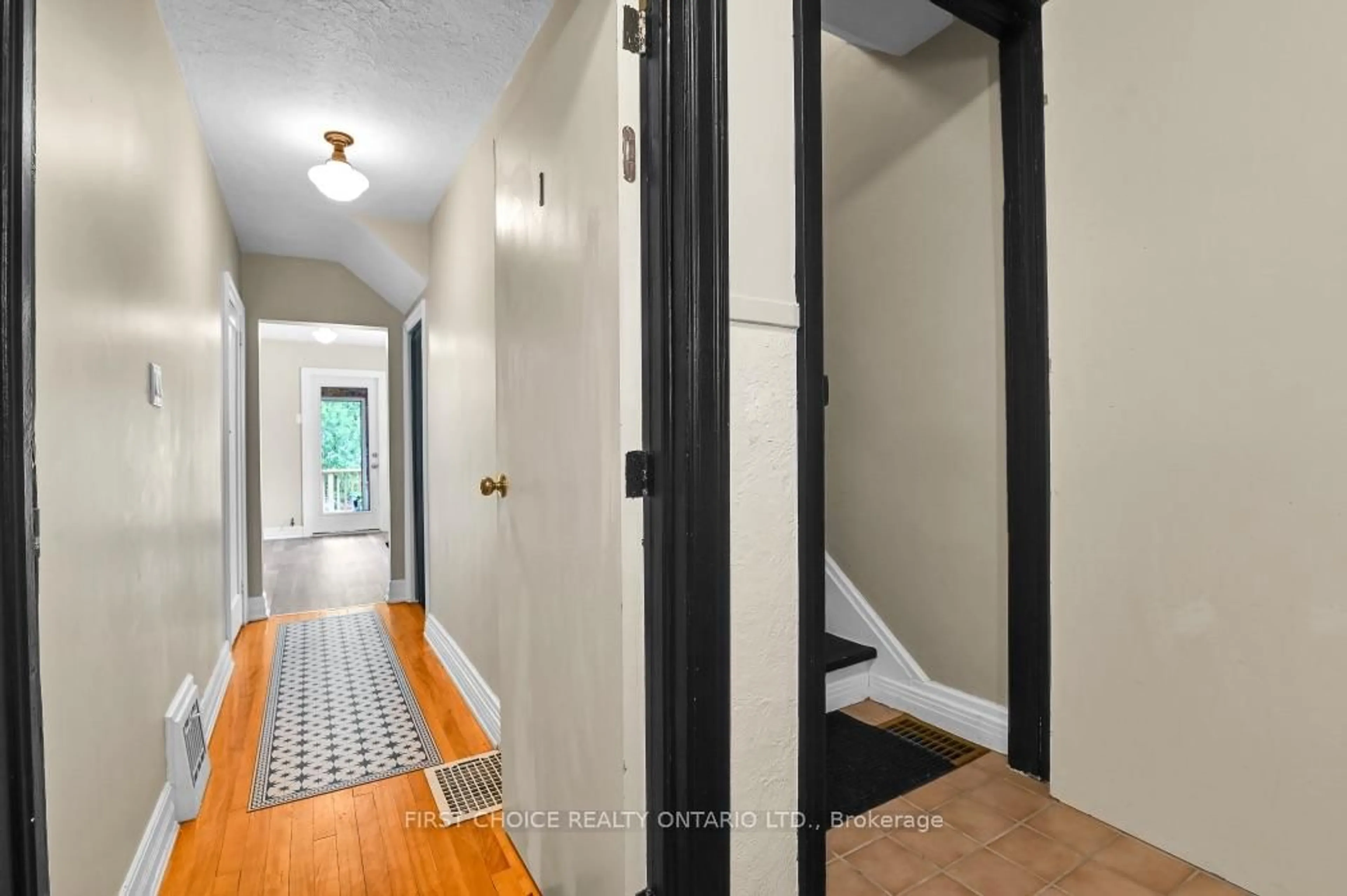 Indoor entryway for 9 Huron Ave, Ottawa Ontario K1Y 0W1