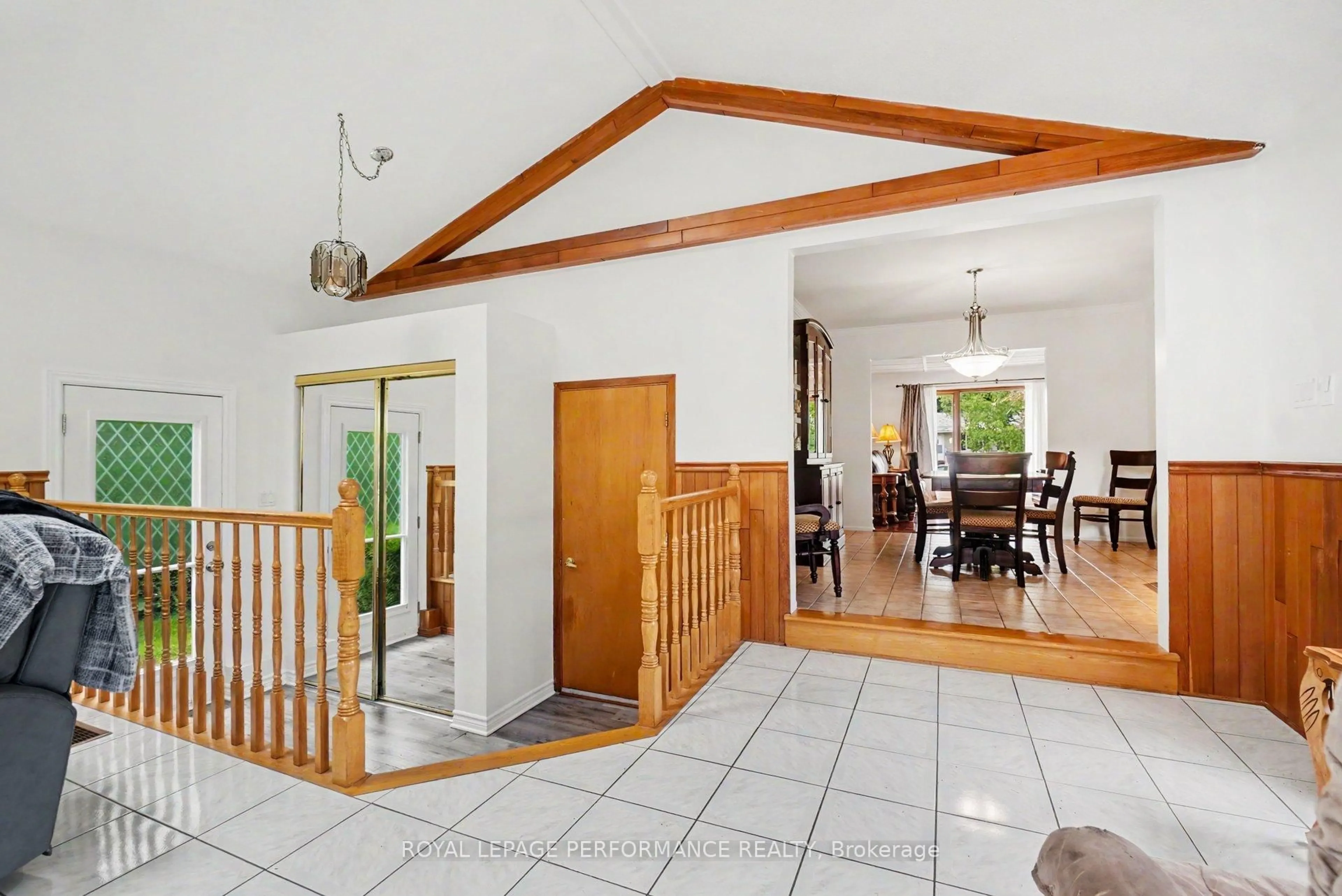 Indoor foyer for 1599 Maxime St, Ottawa Ontario K1B 3K9
