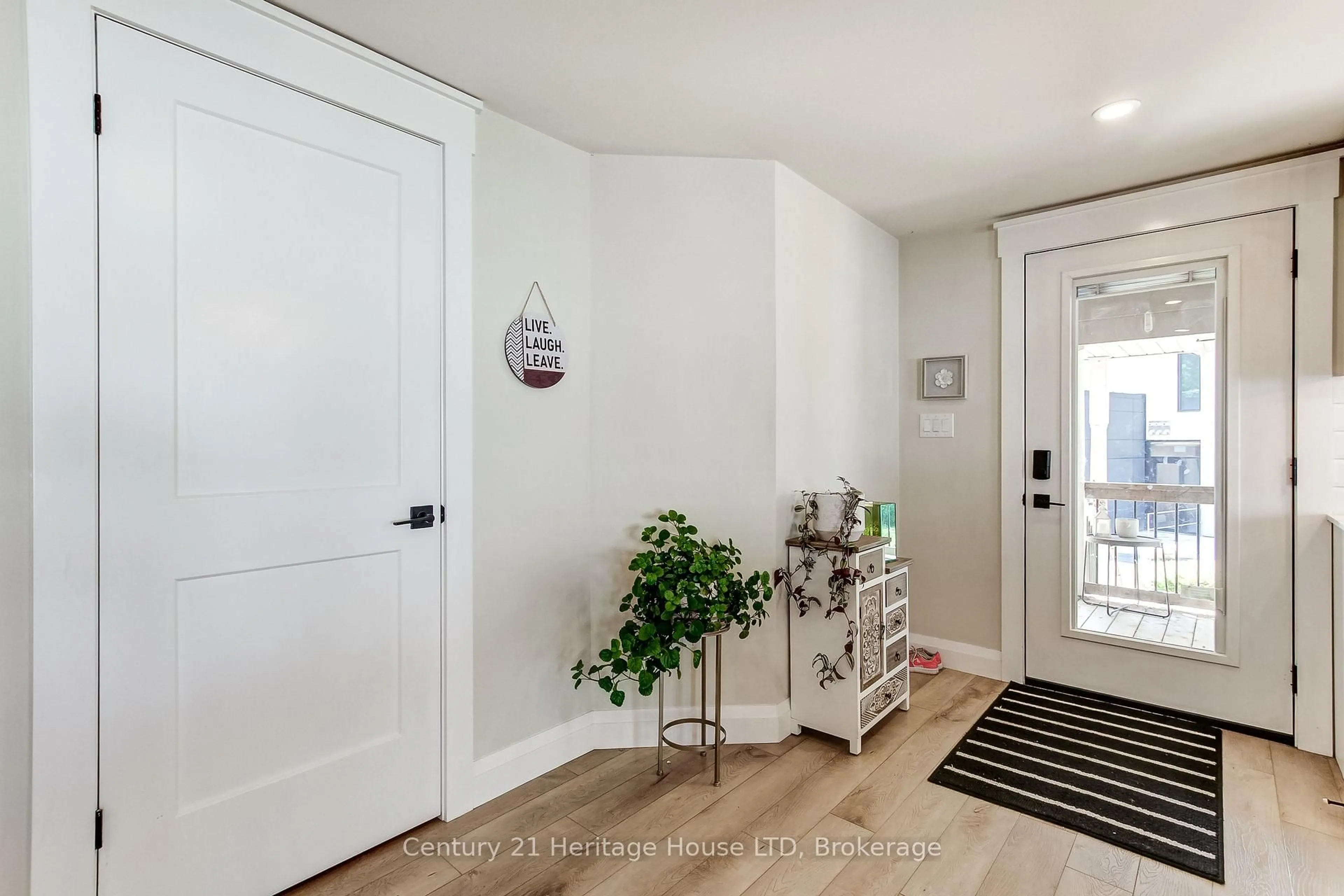 Indoor entryway for 3820 Terrace Lane, Fort Erie Ontario L0S 1B0