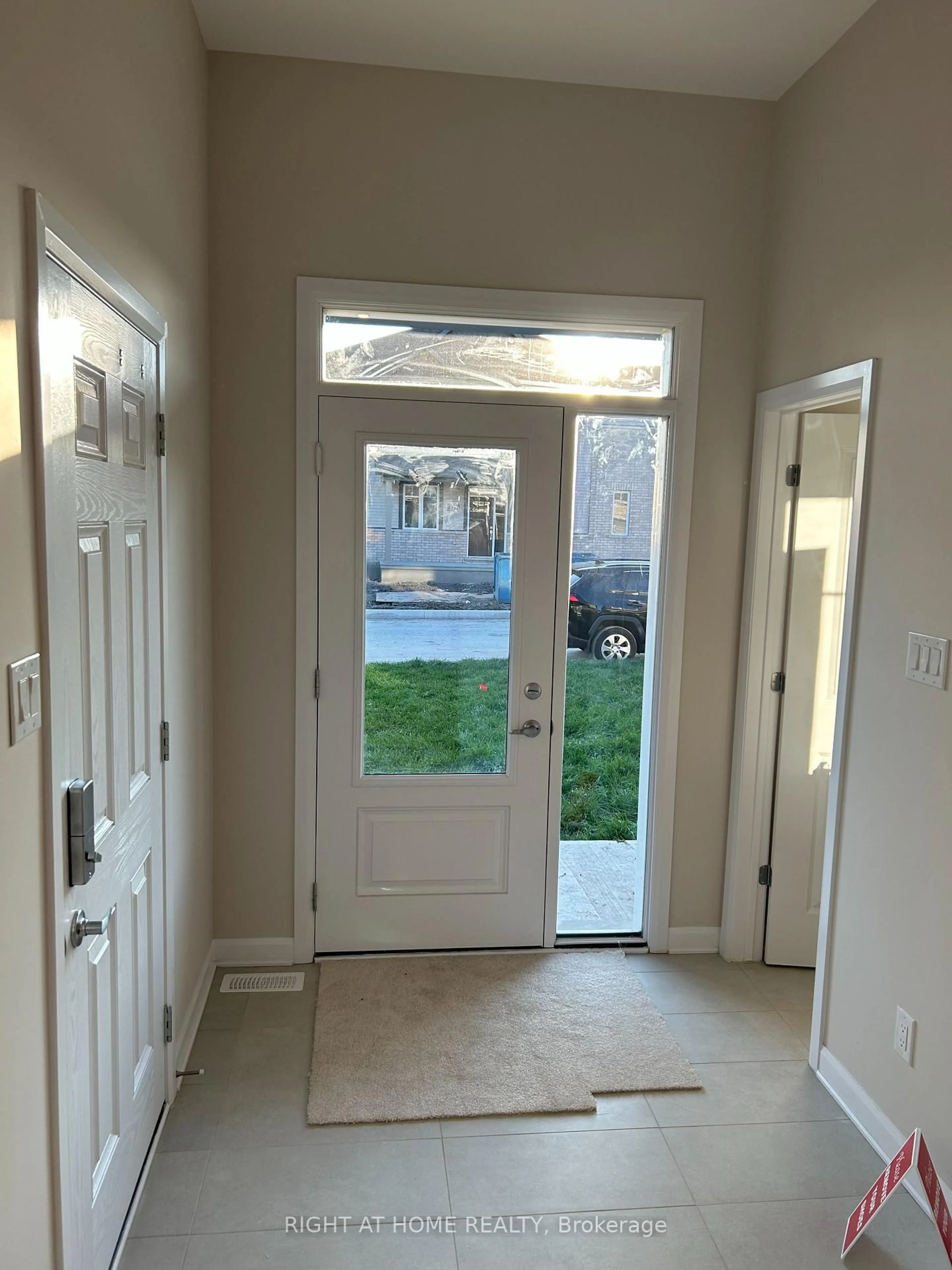 Indoor entryway for 633 Idyllic Terr, Ottawa Ontario K4A 2P3