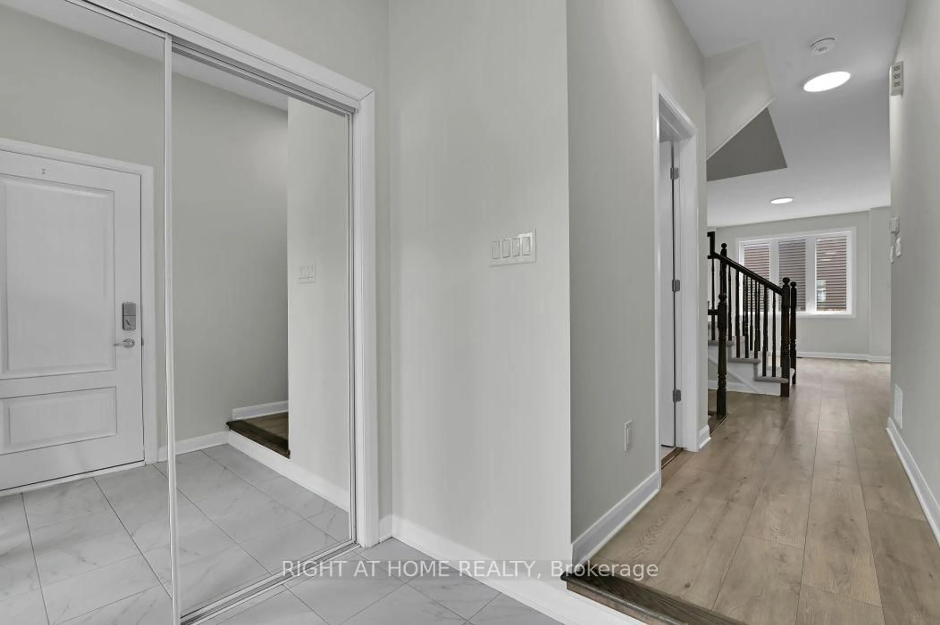 Indoor entryway for 637 Prominence Way, Orleans Ontario K4A 5K7