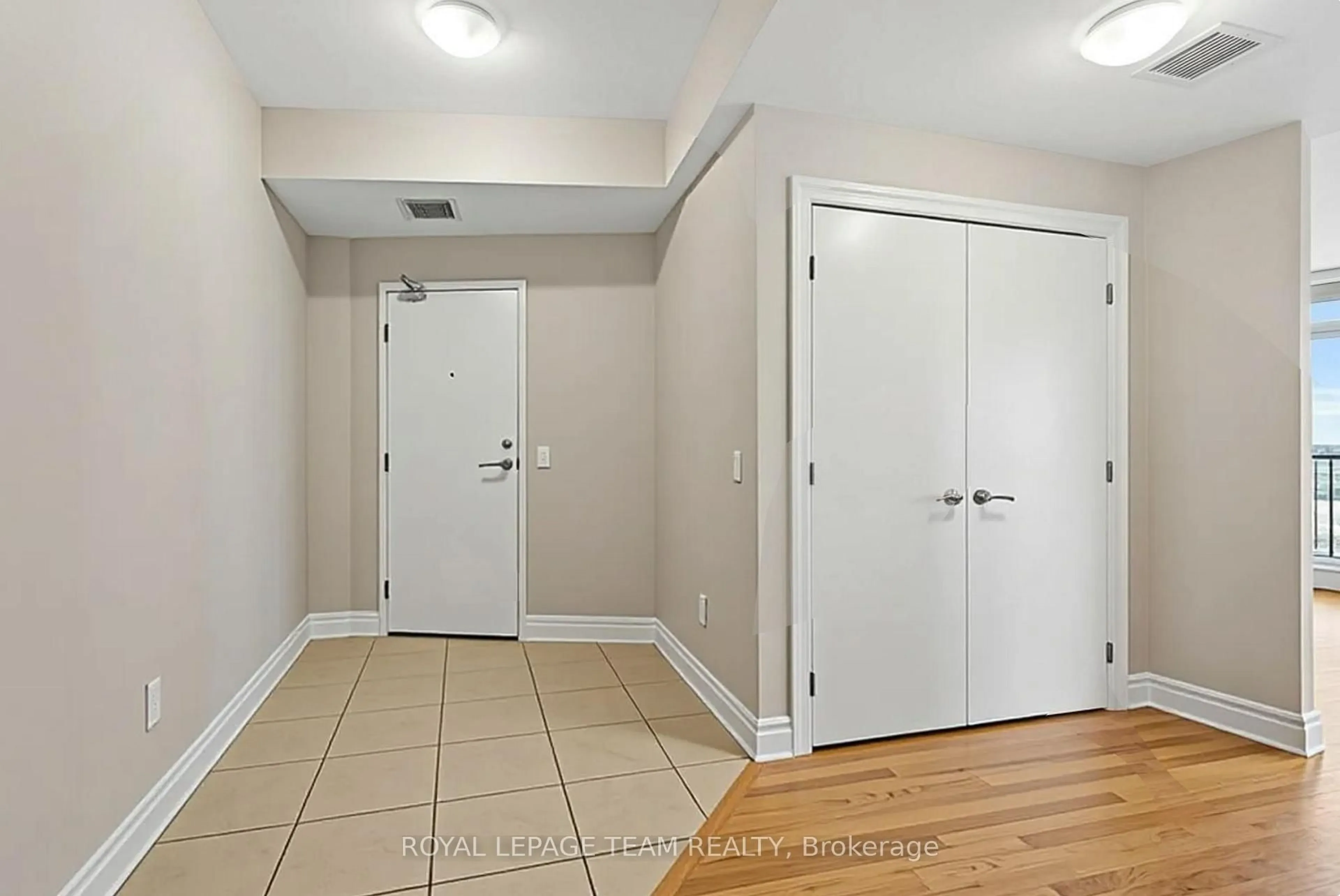 Indoor entryway for 245 Kent St #1003, Ottawa Ontario K2P 0A5