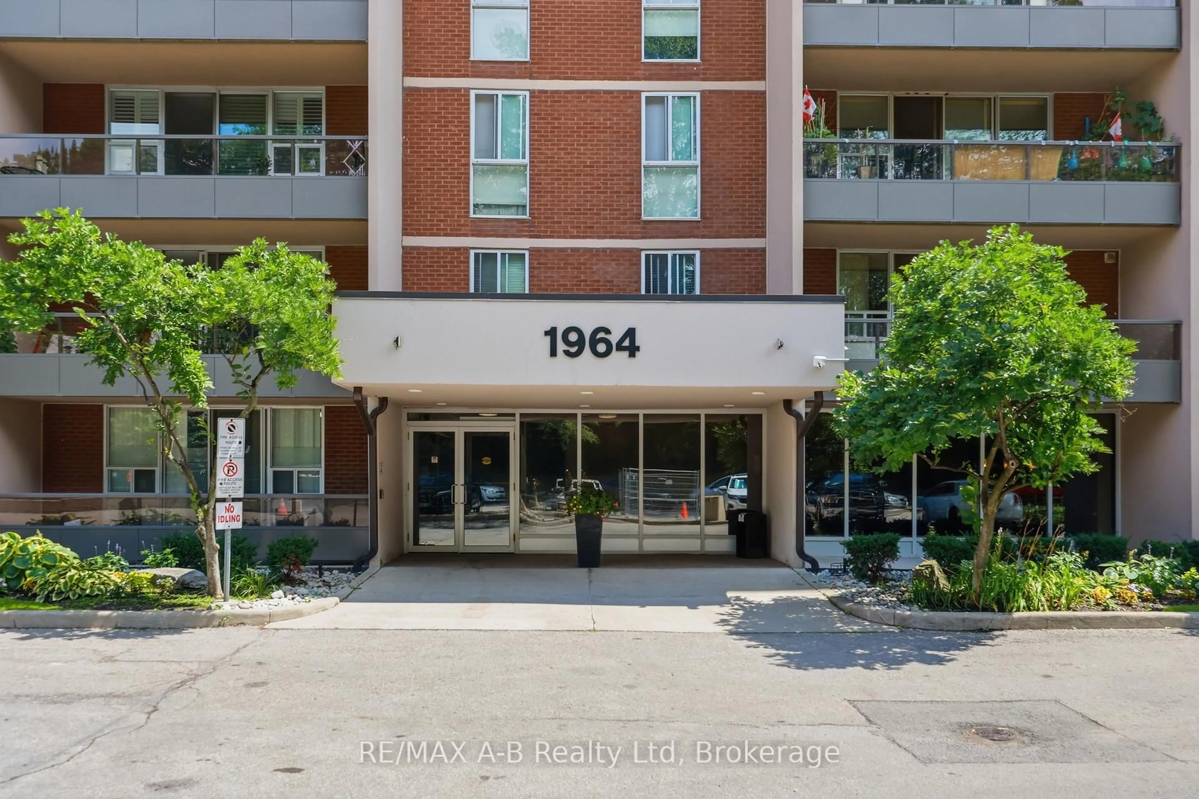 Indoor foyer for 1964 Main St #805, Hamilton Ontario L8S 1J5