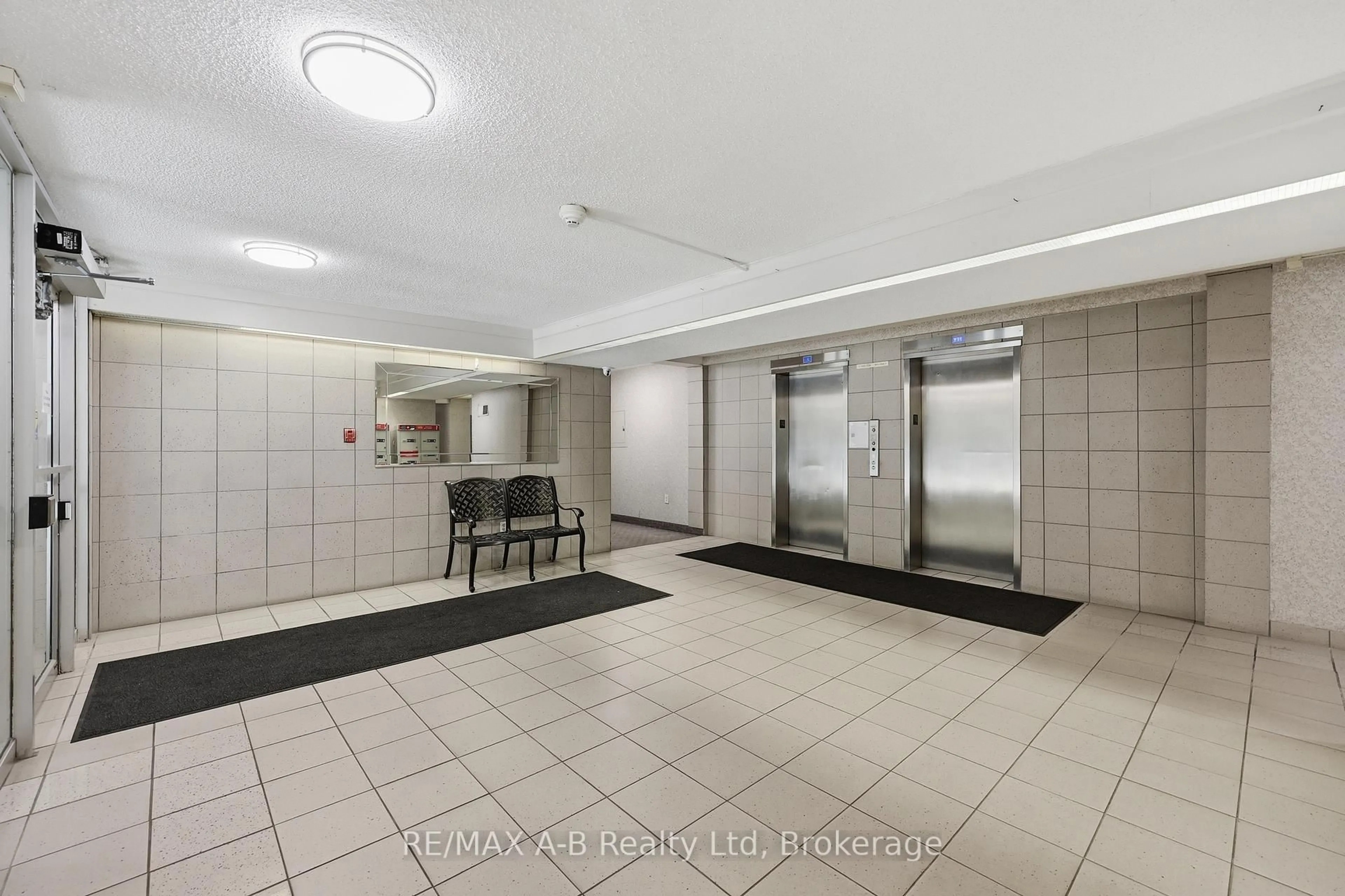 Indoor foyer for 1964 Main St #805, Hamilton Ontario L8S 1J5