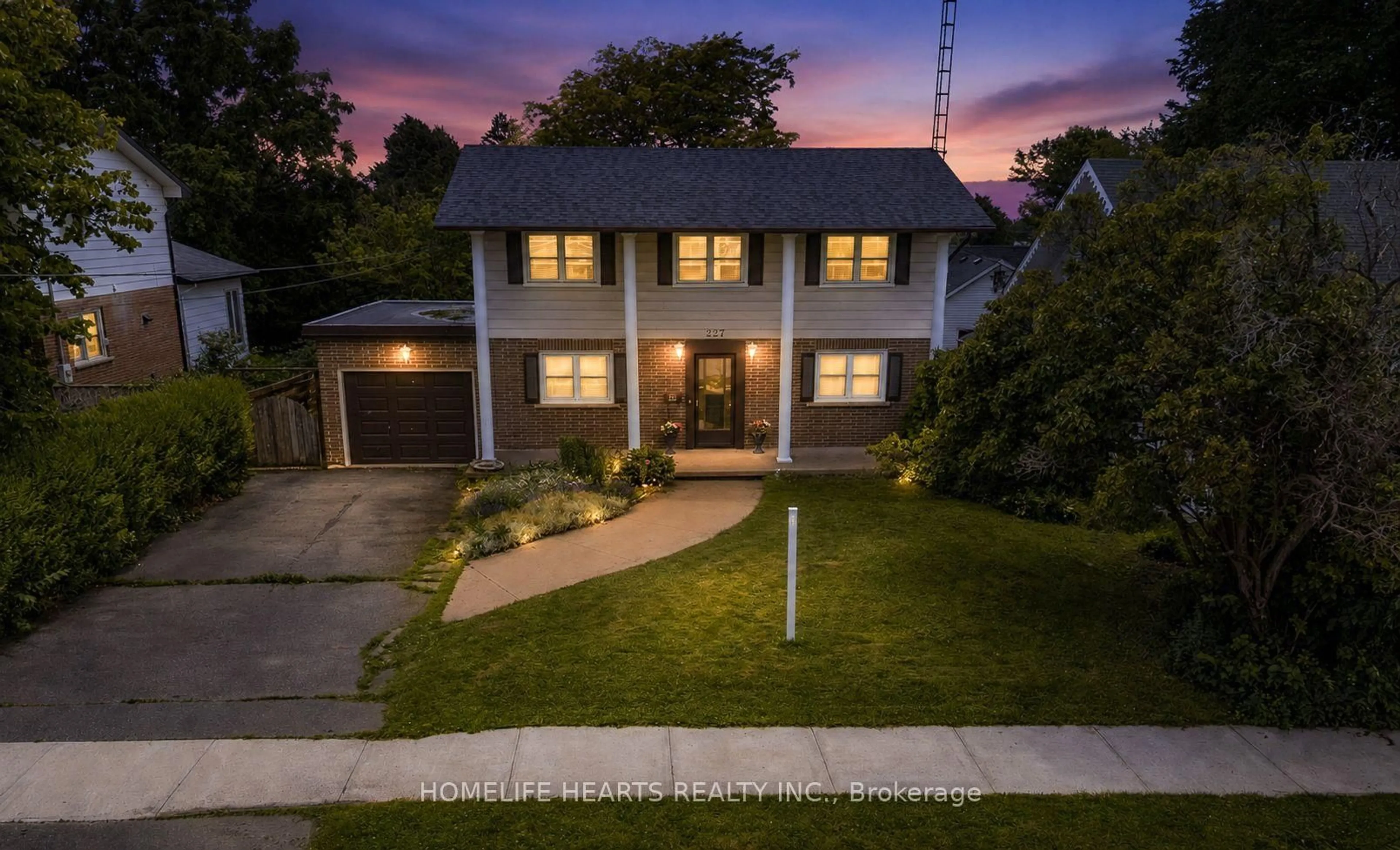 A pic from outside/outdoor area/front of a property/back of a property/a pic from drone, street for 227 Queen St, Cobourg Ontario K9A 1N4