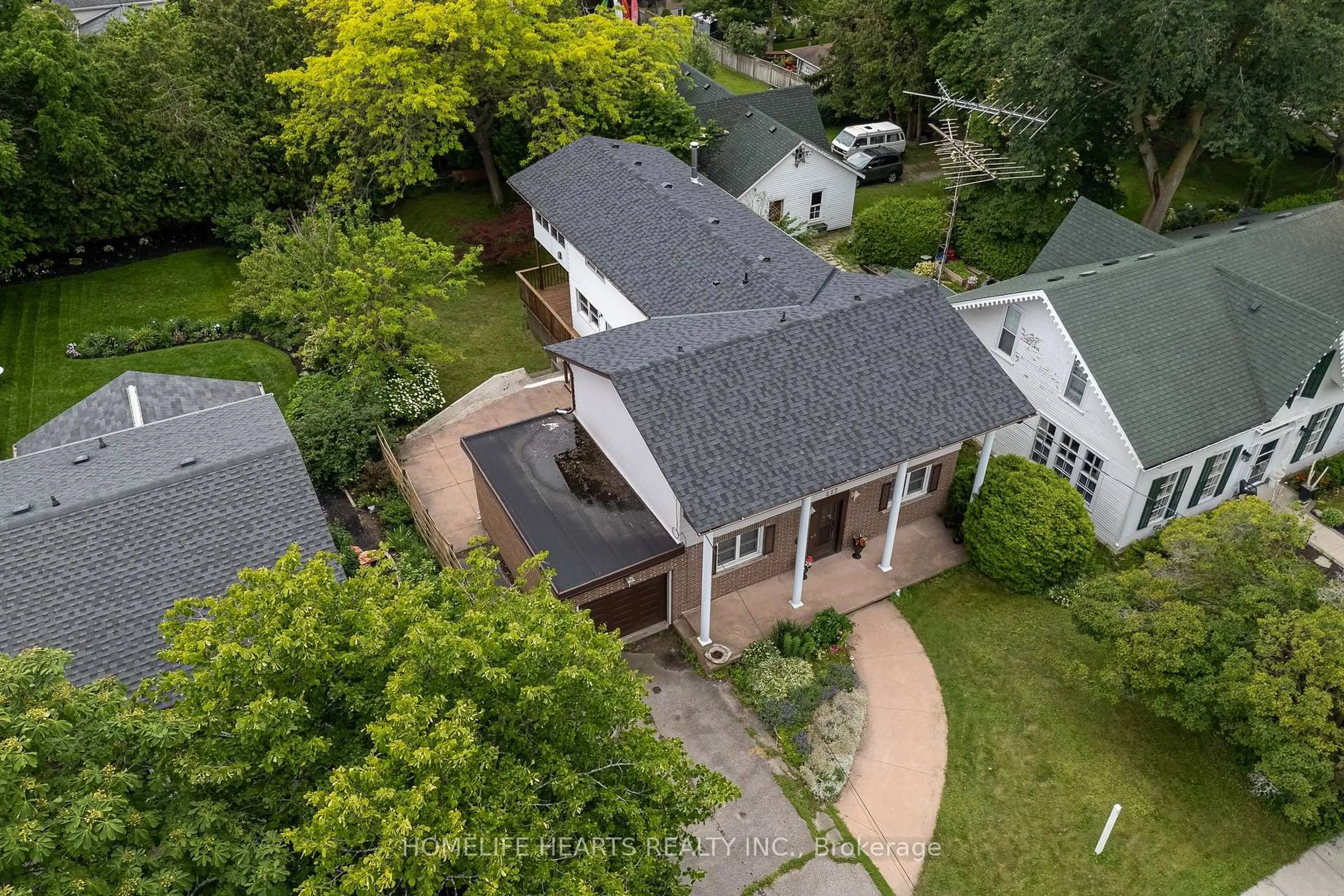 A pic from outside/outdoor area/front of a property/back of a property/a pic from drone, street for 227 Queen St, Cobourg Ontario K9A 1N4