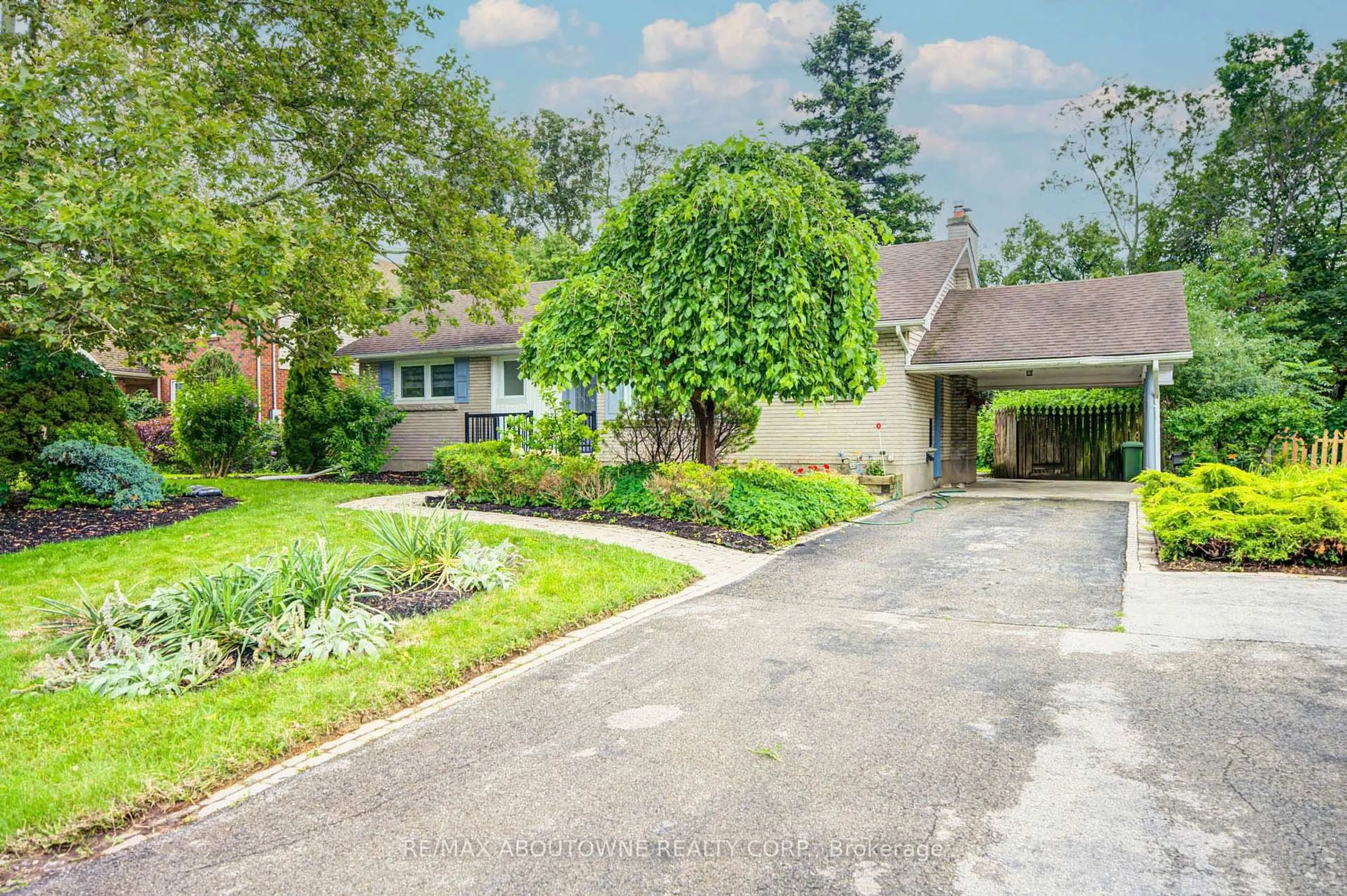 A pic from outside/outdoor area/front of a property/back of a property/a pic from drone, street for 30 Dale Ave, Hamilton Ontario L8G 3L9