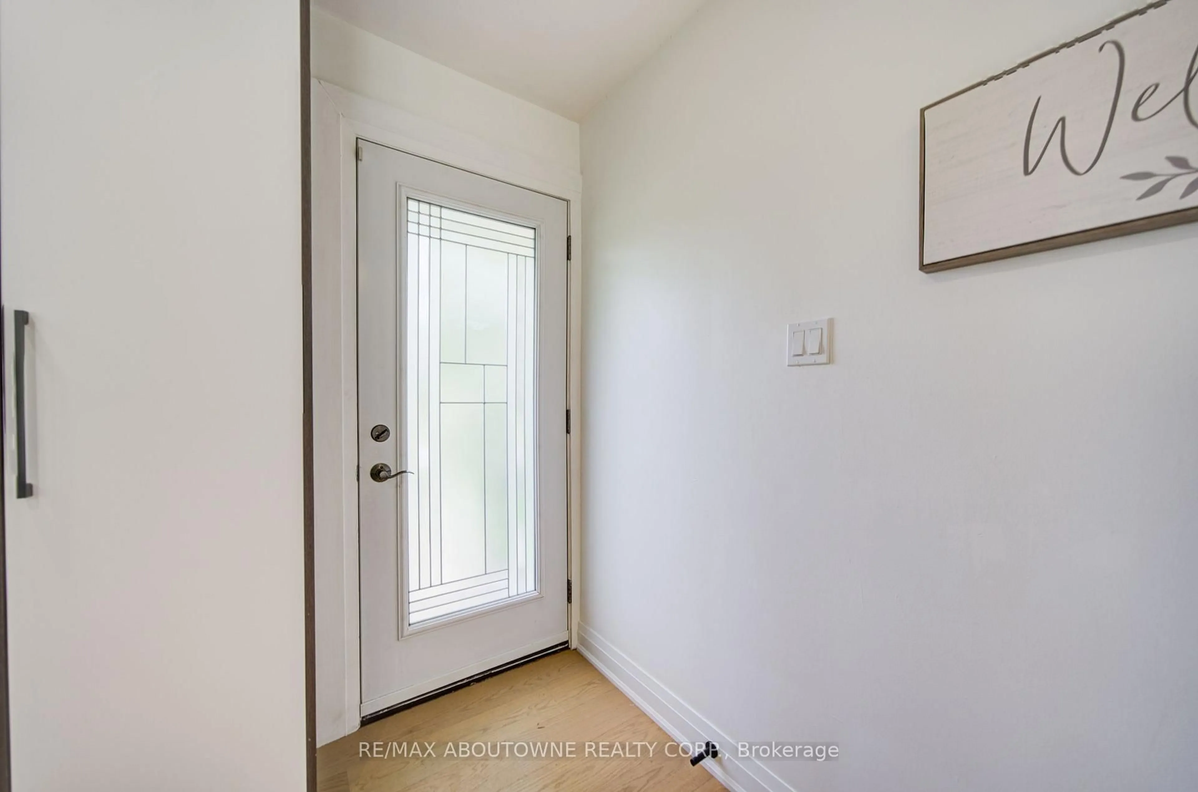Indoor entryway for 30 Dale Ave, Hamilton Ontario L8G 3L9