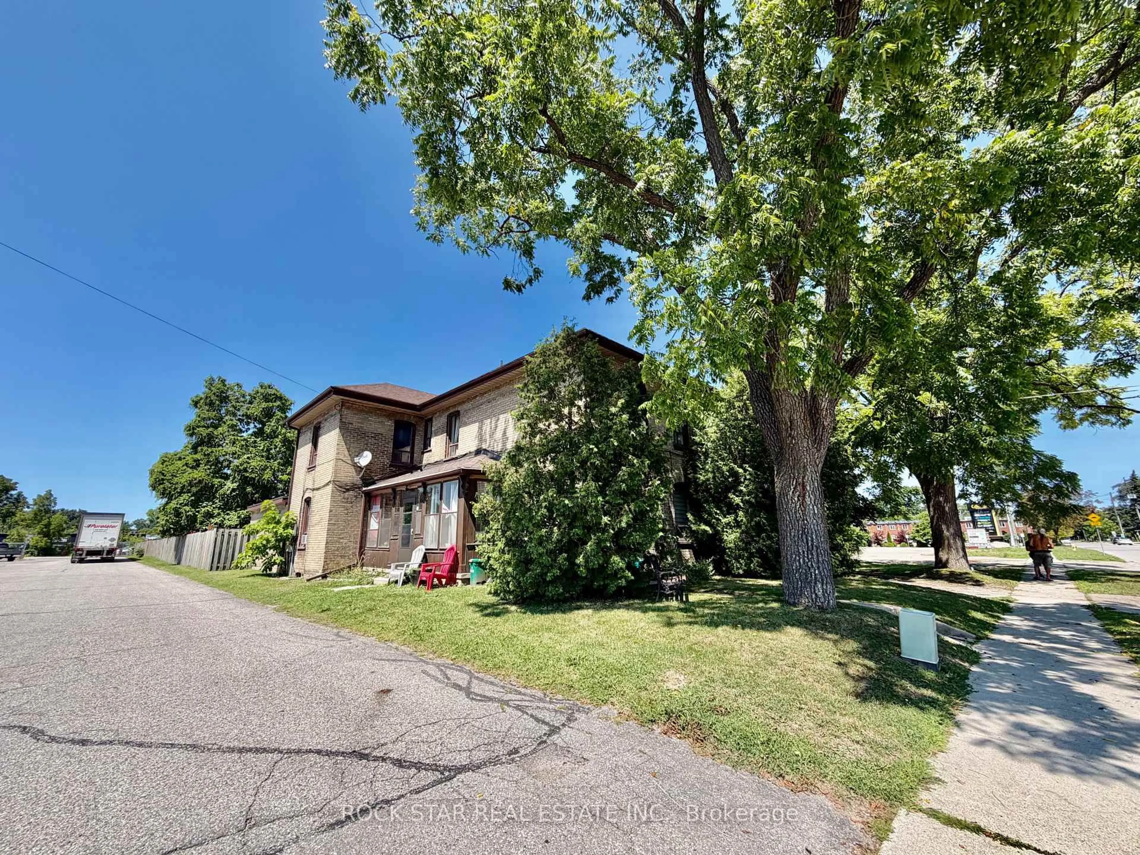 A pic from outside/outdoor area/front of a property/back of a property/a pic from drone, street for 135 Sherwood Dr, Brantford Ontario N3T 1N8